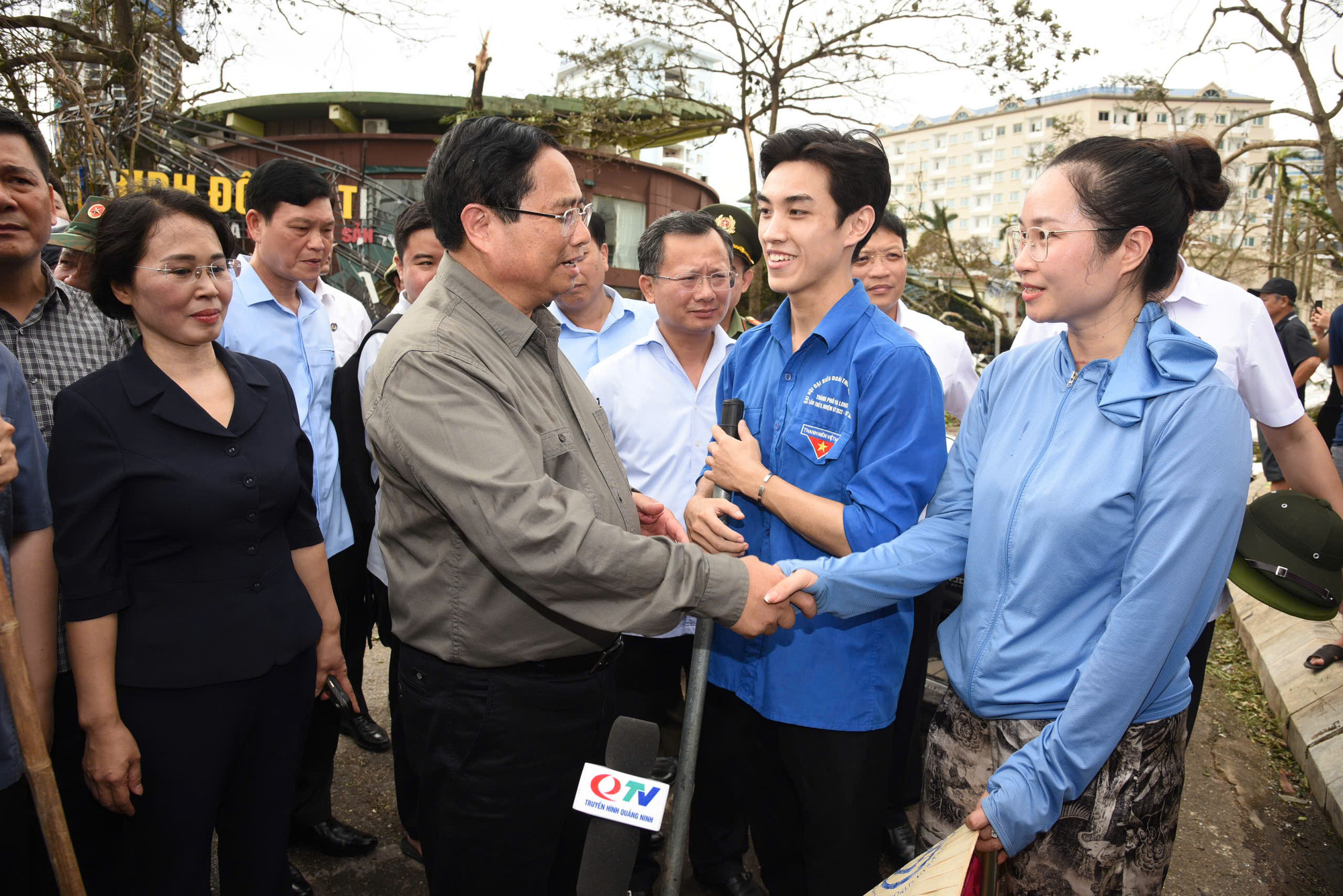 Thủ tướng Phạm Minh Chính động viên các lực lượng tham gia giúp người dân bị ảnh hưởng do cơn bão số 3 gây ra tại Quảng Ninh.