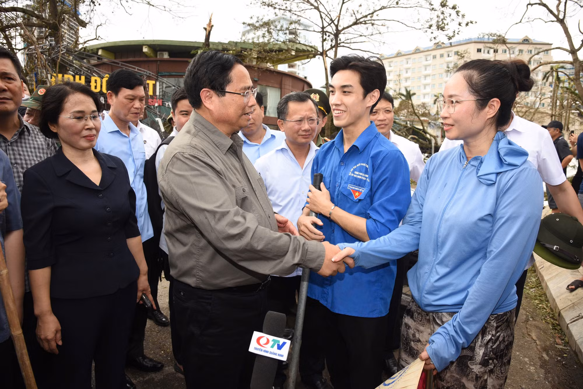 Thủ tướng Phạm Minh Chính động viên các lực lượng tham gia giúp người dân bị ảnh hưởng do cơn bão số 3 gây ra tại Quảng Ninh.