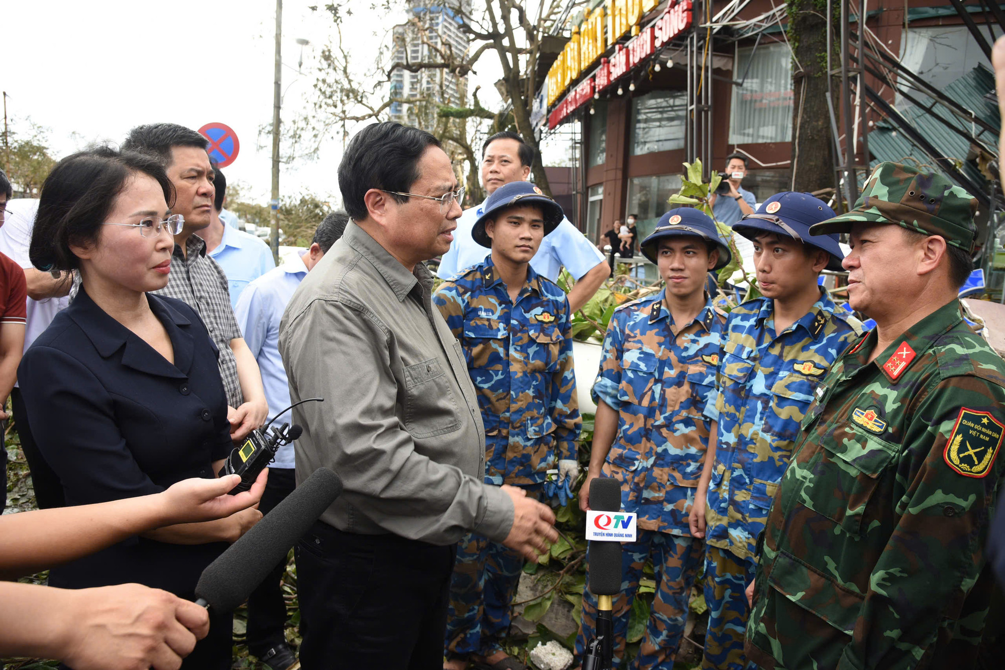 Thủ tướng Phạm Minh Chính động viên các lực lượng tham gia giúp người dân bị ảnh hưởng do cơn bão số 3 gây ra tại Quảng Ninh.