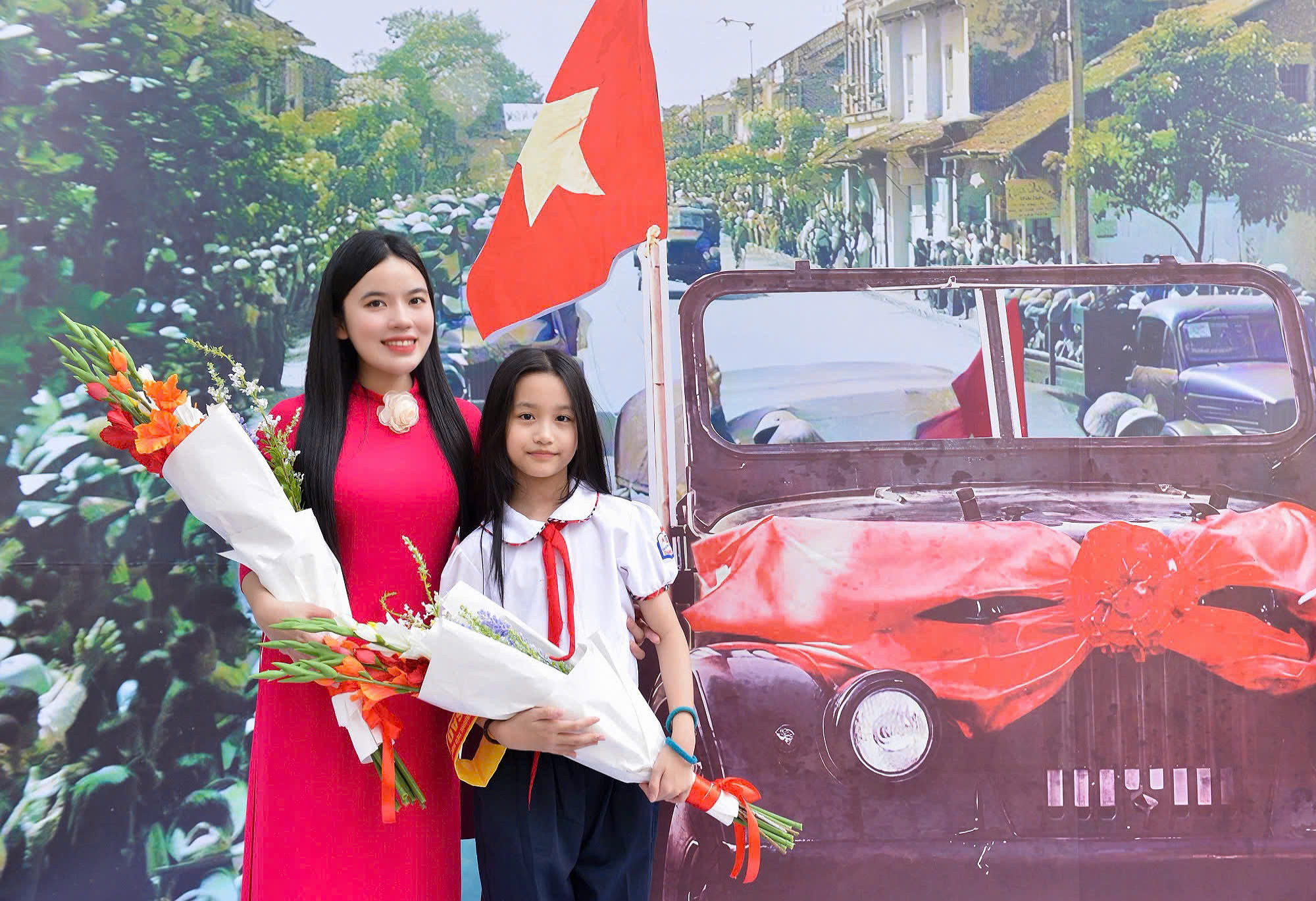 Cô Quỳnh Nhung (giáo viên trường Tiểu học Thăng Long) cho biết: Triển lãm tương tác Cột cờ Hà Nội là một sự kiện rất ý nghĩa chào mừng ngày Giải phóng Thủ đô, hơn nữa đây là dịp để học sinh tiếp cận với lịch sử theo một cách hoàn toàn mới mẻ.