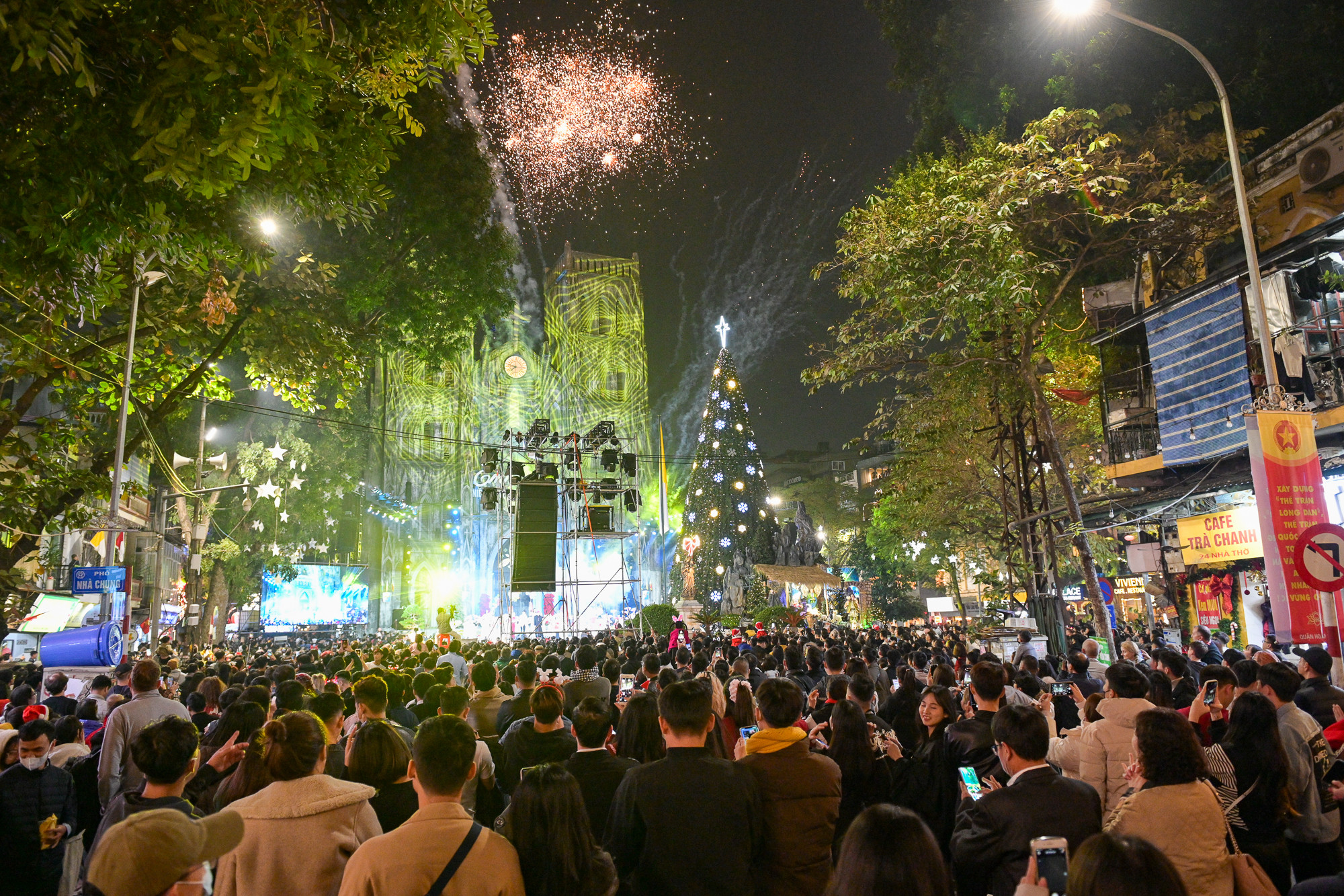 Hàng nghìn người đổ về Nhà thờ Lớn trong đêm Giáng sinh. Hàng nghìn người đổ về Nhà thờ Lớn trong đêm Giáng sinh.