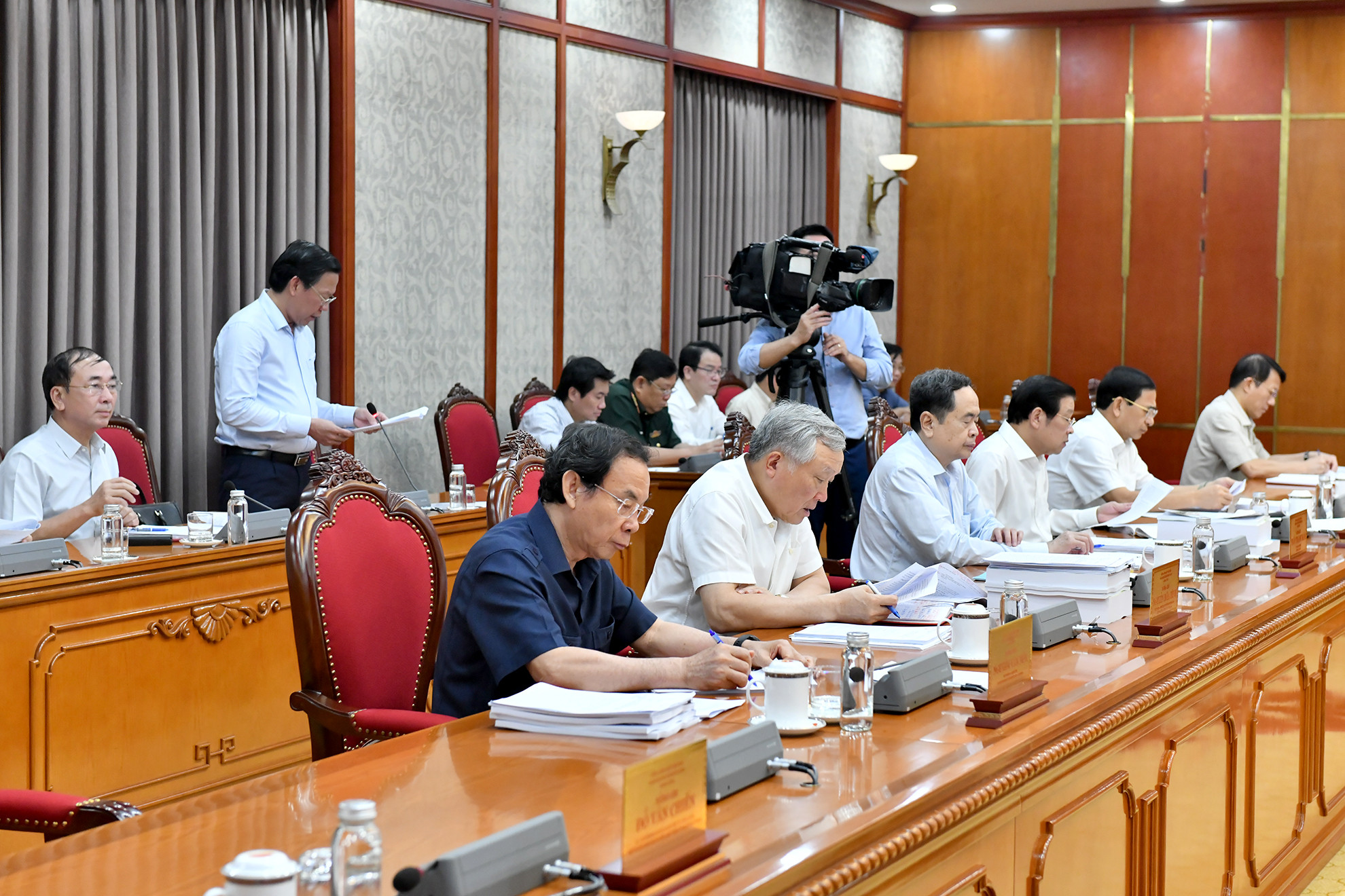 Các đồng chí lãnh đạo Đảng, Nhà nước và đại biểu tham dự cuộc họp.