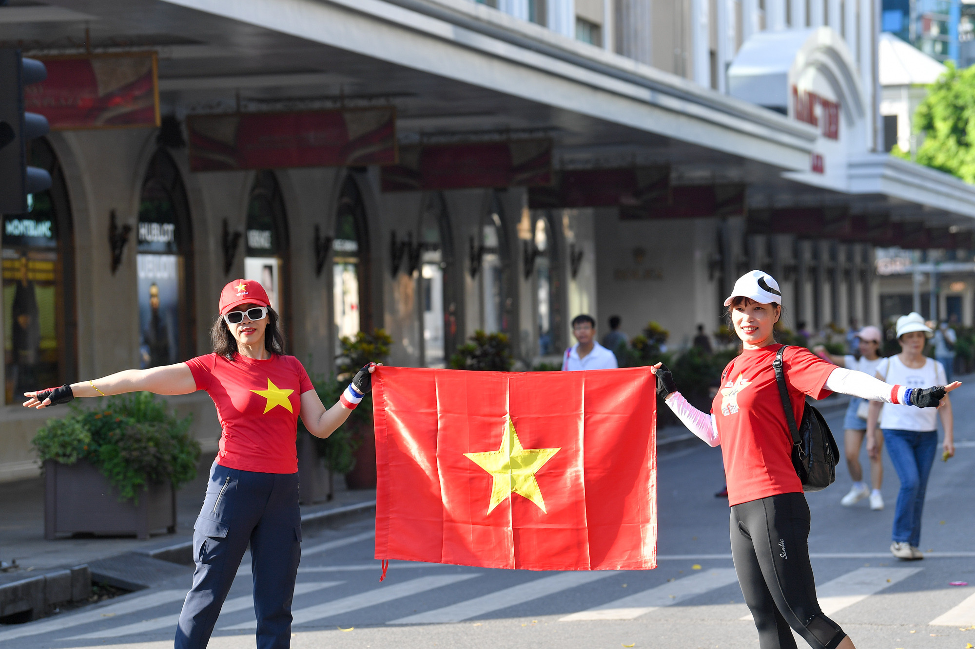 Tại khu vực chung quanh phố đi bộ hồ Hoàn Kiếm, nhiều người đã chọn tới đây để đi dạo, vui chơi trong ngày tết Độc lập.