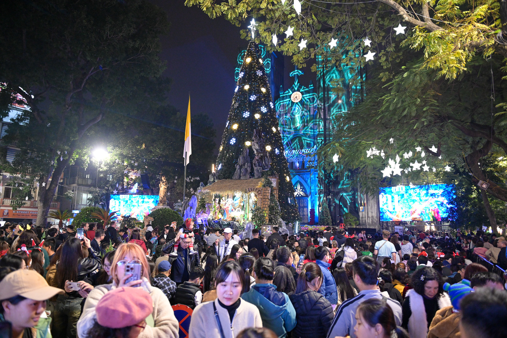 Người dân tập trung tại nhà thờ Lớn để cùng nhau đón một mùa Giáng sinh ấm áp, an lành. Người dân tập trung tại nhà thờ Lớn để cùng nhau đón một mùa Giáng sinh ấm áp, an lành.