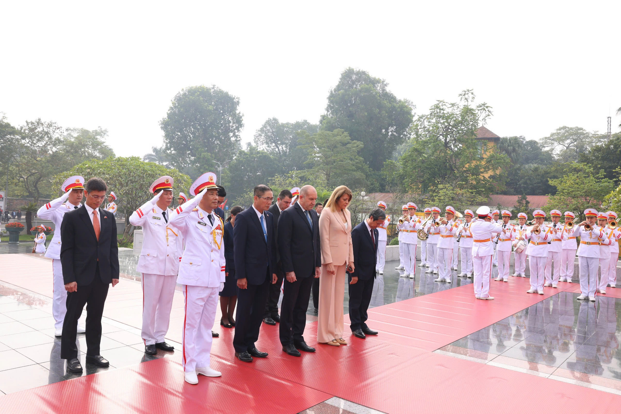 Tổng thống Bulgaria Rumen Radev và Phu nhân cùng đoàn tưởng niệm các Anh hùng Liệt sĩ.