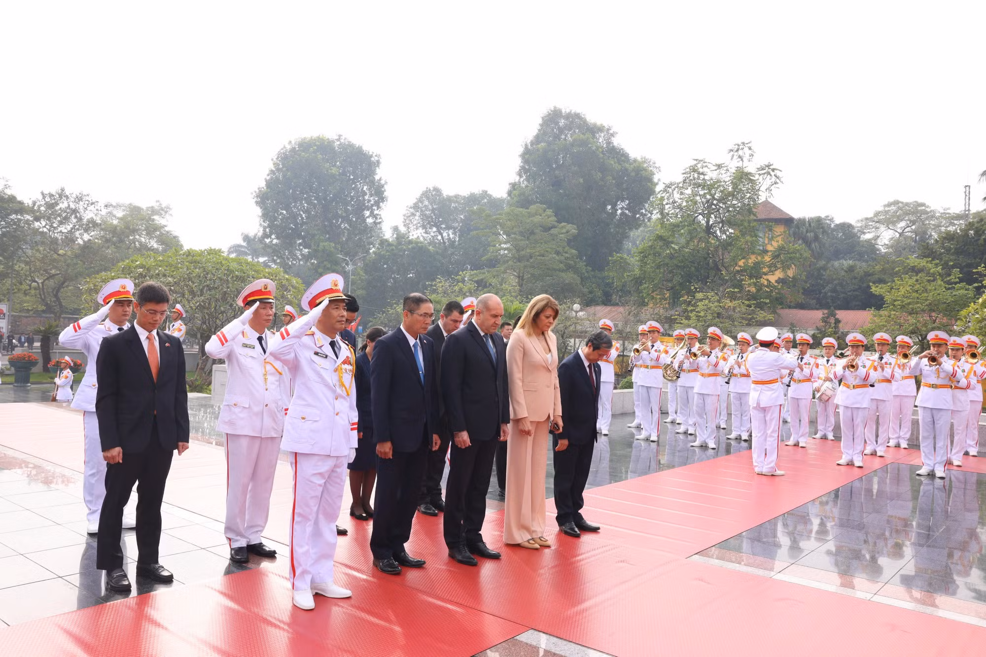 Tổng thống Bulgaria Rumen Radev và Phu nhân cùng đoàn tưởng niệm các Anh hùng Liệt sĩ. Tổng thống Bulgaria Rumen Radev và Phu nhân cùng đoàn tưởng niệm các Anh hùng Liệt sĩ.