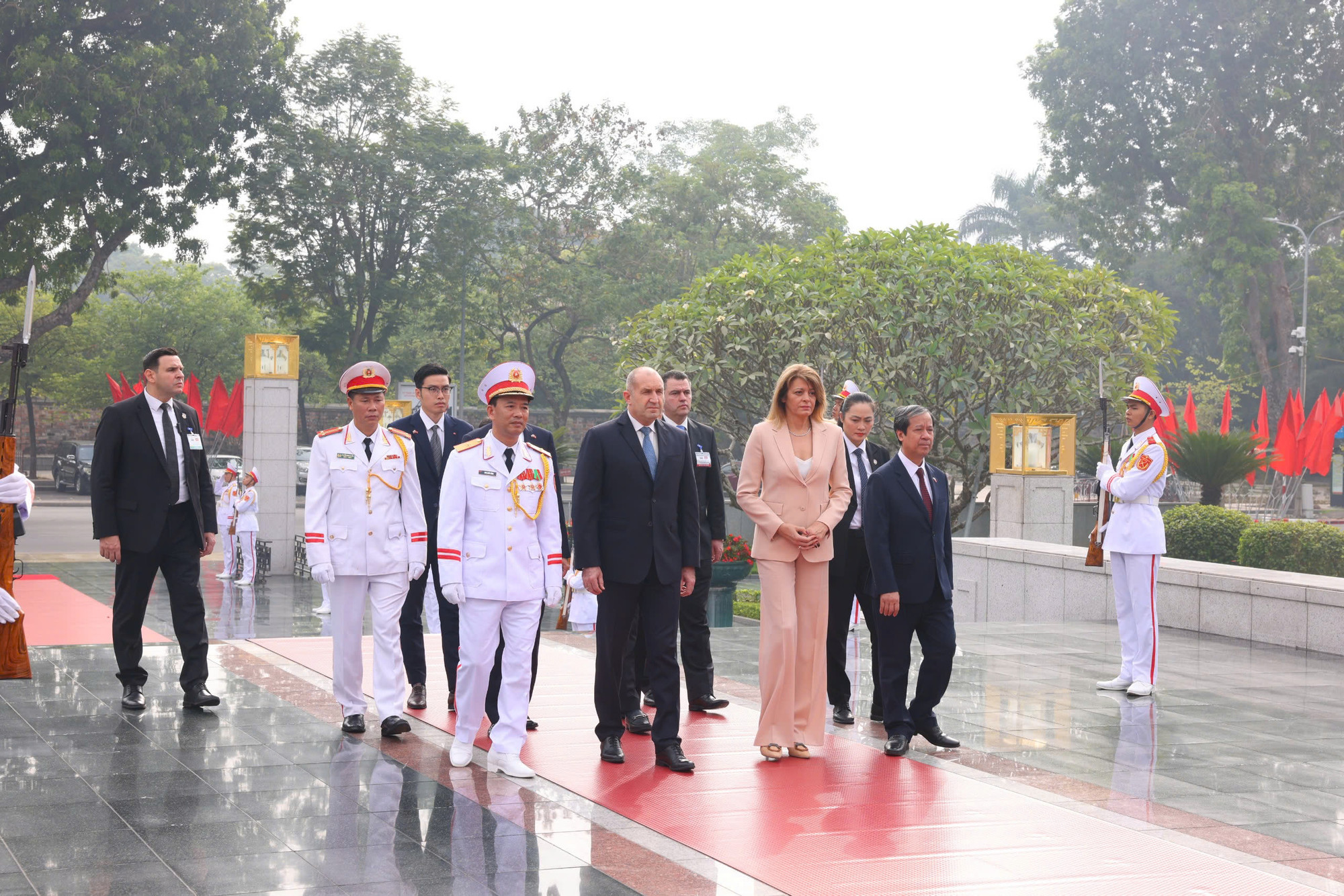 Tổng thống Bulgaria Rumen Radev và Phu nhân cùng đoàn đặt vòng hoa tại Đài tưởng niệm các Anh hùng Liệt sĩ.