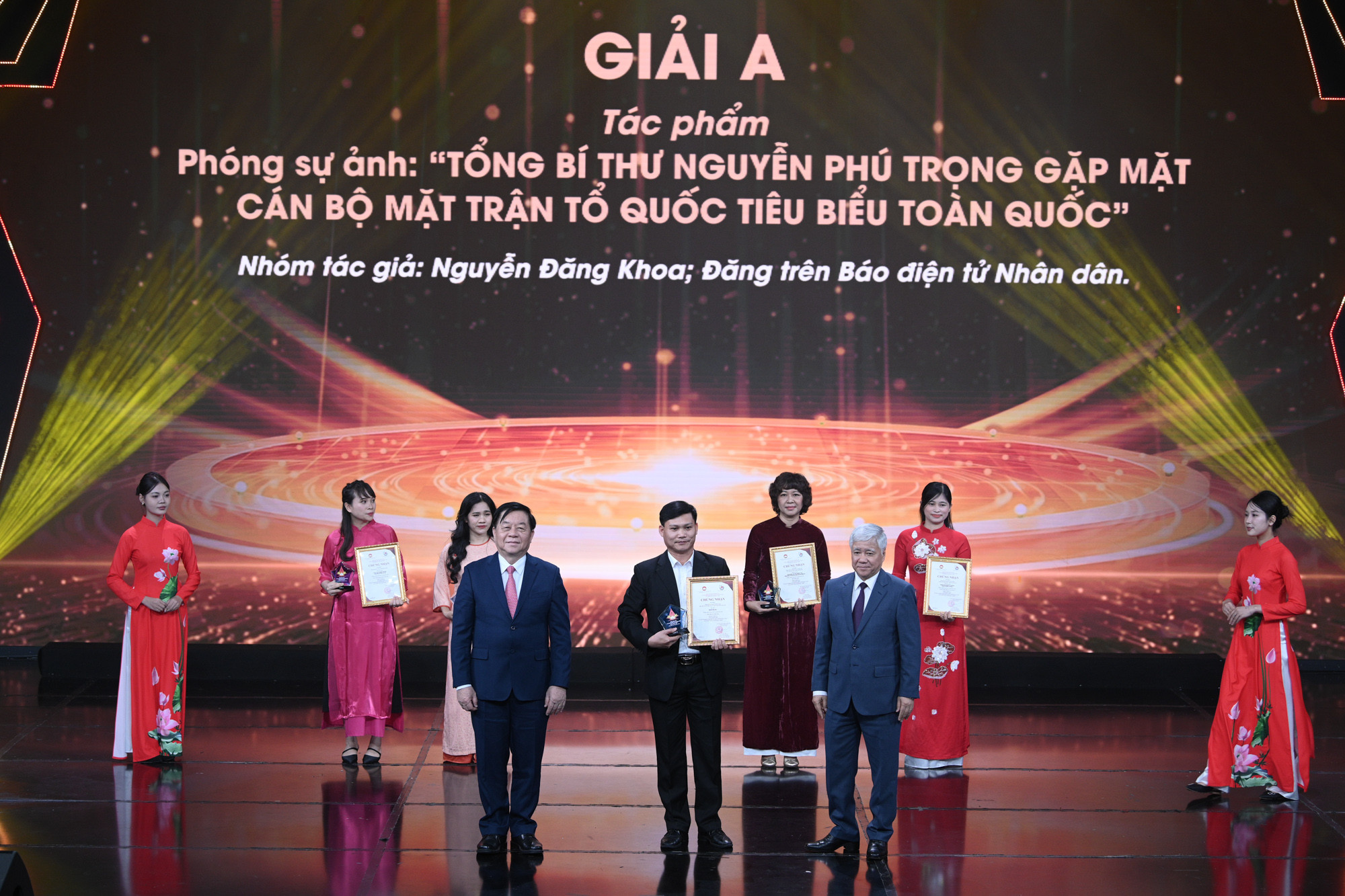 Nhà báo Nguyễn Đăng Khoa, Báo Nhân Dân nhận giải A với phóng sự ảnh "Tổng Bí thư Nguyễn Phú Trọng gặp mặt cán bộ Mặt trận Tổ quốc tiêu biểu toàn quốc". Nhà báo Nguyễn Đăng Khoa, Báo Nhân Dân nhận giải A với phóng sự ảnh "Tổng Bí thư Nguyễn Phú Trọng gặp mặt cán bộ Mặt trận Tổ quốc tiêu biểu toàn quốc".