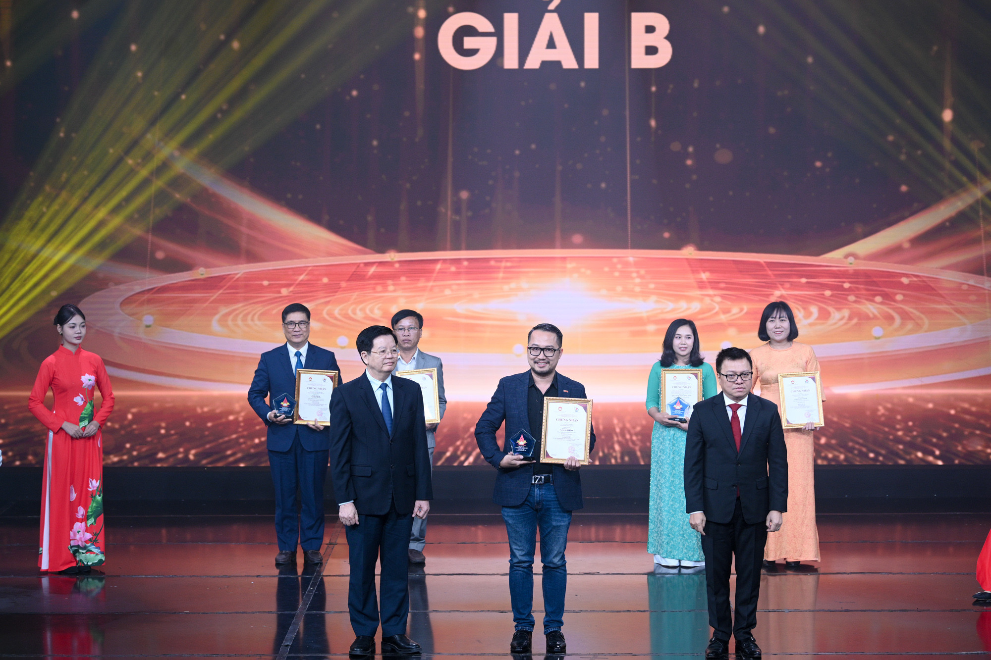 Nhà báo Trần Thành Đạt (Báo Nhân Dân) đại diện nhóm tác giả nhận giải B Giải báo chí “Vì sự nghiệp Đại đoàn kết toàn dân tộc” lần thứ XVI. Nhà báo Trần Thành Đạt (Báo Nhân Dân) đại diện nhóm tác giả nhận giải B Giải báo chí “Vì sự nghiệp Đại đoàn kết toàn dân tộc” lần thứ XVI.