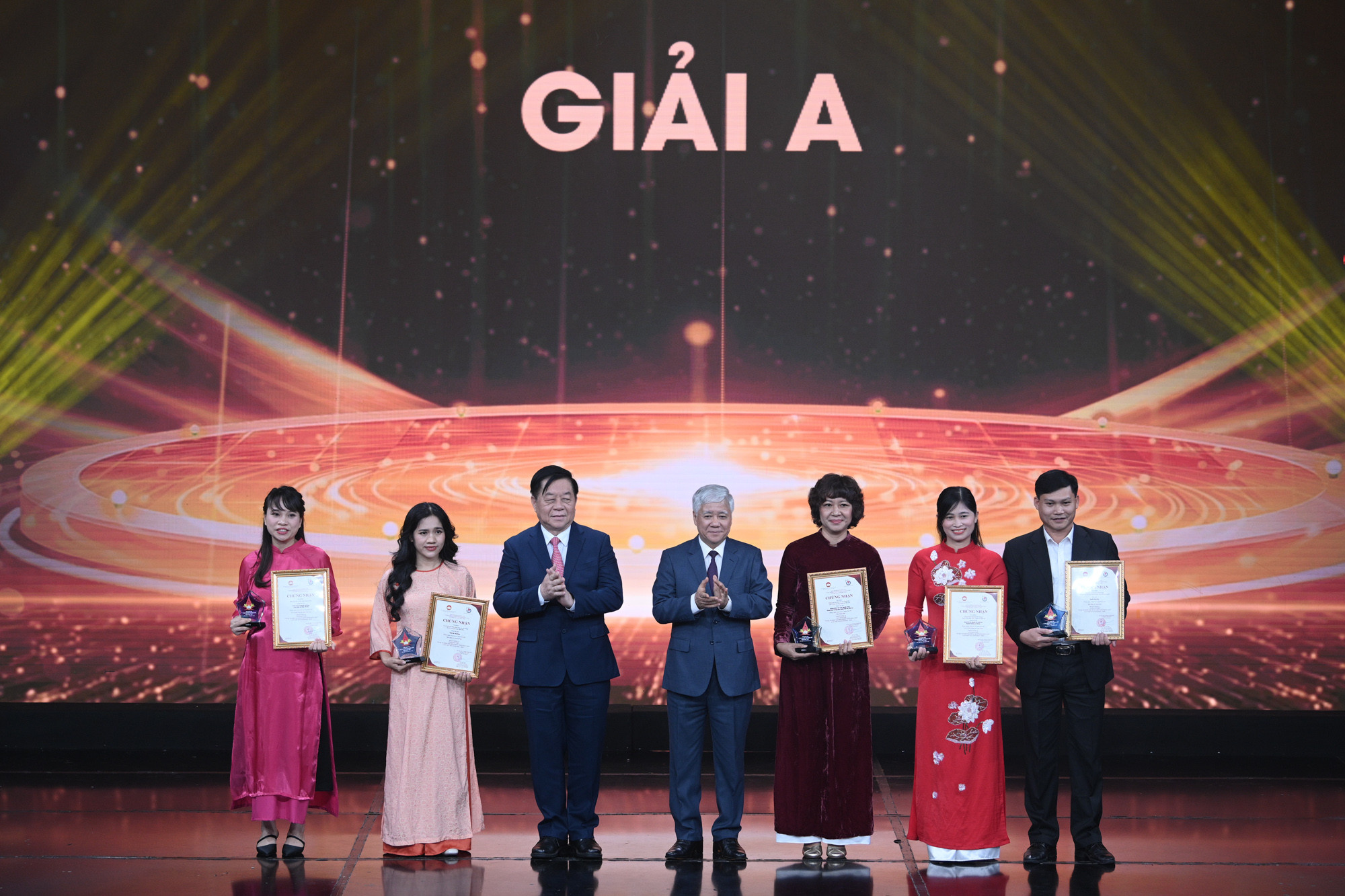 Các đồng chí Ủy viên Bộ Chính trị: Nguyễn Trọng Nghĩa, Bí thư Trung ương Đảng, Trưởng Ban Tuyên giáo Trung ương; Đỗ Văn Chiến, Bí thư Trung ương Đảng, Chủ tịch Ủy ban Trung ương Mặt trận Tổ quốc Việt Nam trao giải A cho các tác giả/nhóm tác giả. Các đồng chí Ủy viên Bộ Chính trị: Nguyễn Trọng Nghĩa, Bí thư Trung ương Đảng, Trưởng Ban Tuyên giáo Trung ương; Đỗ Văn Chiến, Bí thư Trung ương Đảng, Chủ tịch Ủy ban Trung ương Mặt trận Tổ quốc Việt Nam trao giải A cho các tác giả/nhóm tác giả.