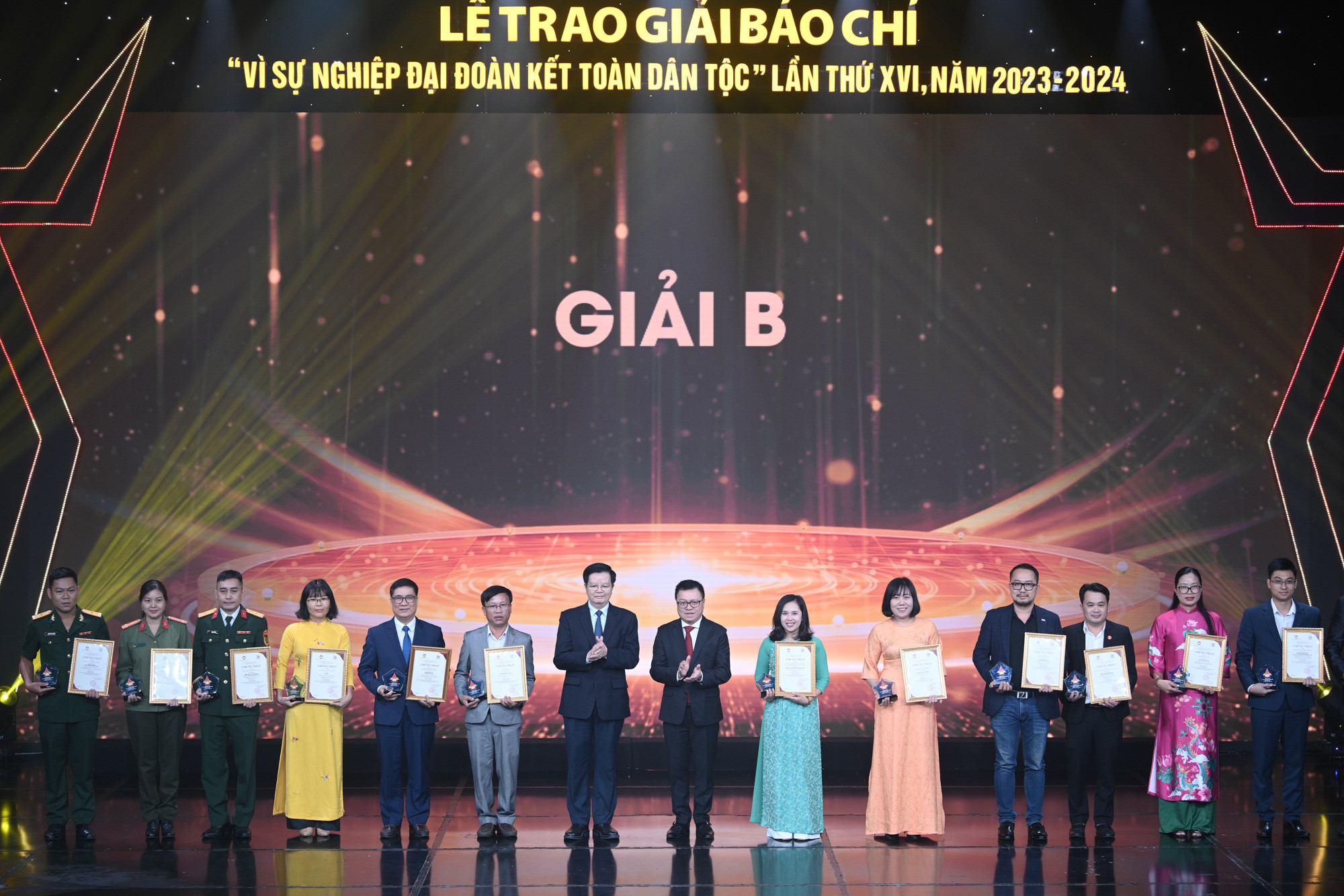 Các đồng chí Ủy viên Trung ương Đảng: Mai Văn Chính, Trưởng Ban Dân vận Trung ương; Lê Quốc Minh, Tổng Biên tập Báo Nhân Dân, Phó Trưởng Ban Tuyên giáo Trung ương, Chủ tịch Hội Nhà báo Việt Nam trao giải B cho các tác giả/nhóm tác giả đạt giải. Các đồng chí Ủy viên Trung ương Đảng: Mai Văn Chính, Trưởng Ban Dân vận Trung ương; Lê Quốc Minh, Tổng Biên tập Báo Nhân Dân, Phó Trưởng Ban Tuyên giáo Trung ương, Chủ tịch Hội Nhà báo Việt Nam trao giải B cho các tác giả/nhóm tác giả đạt giải.
