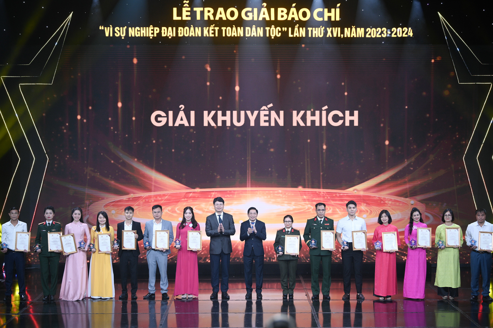 Ban Tổ chức trao giải Khuyến khích cho các tác giả/nhóm tác giả. Ban Tổ chức trao giải Khuyến khích cho các tác giả/nhóm tác giả.