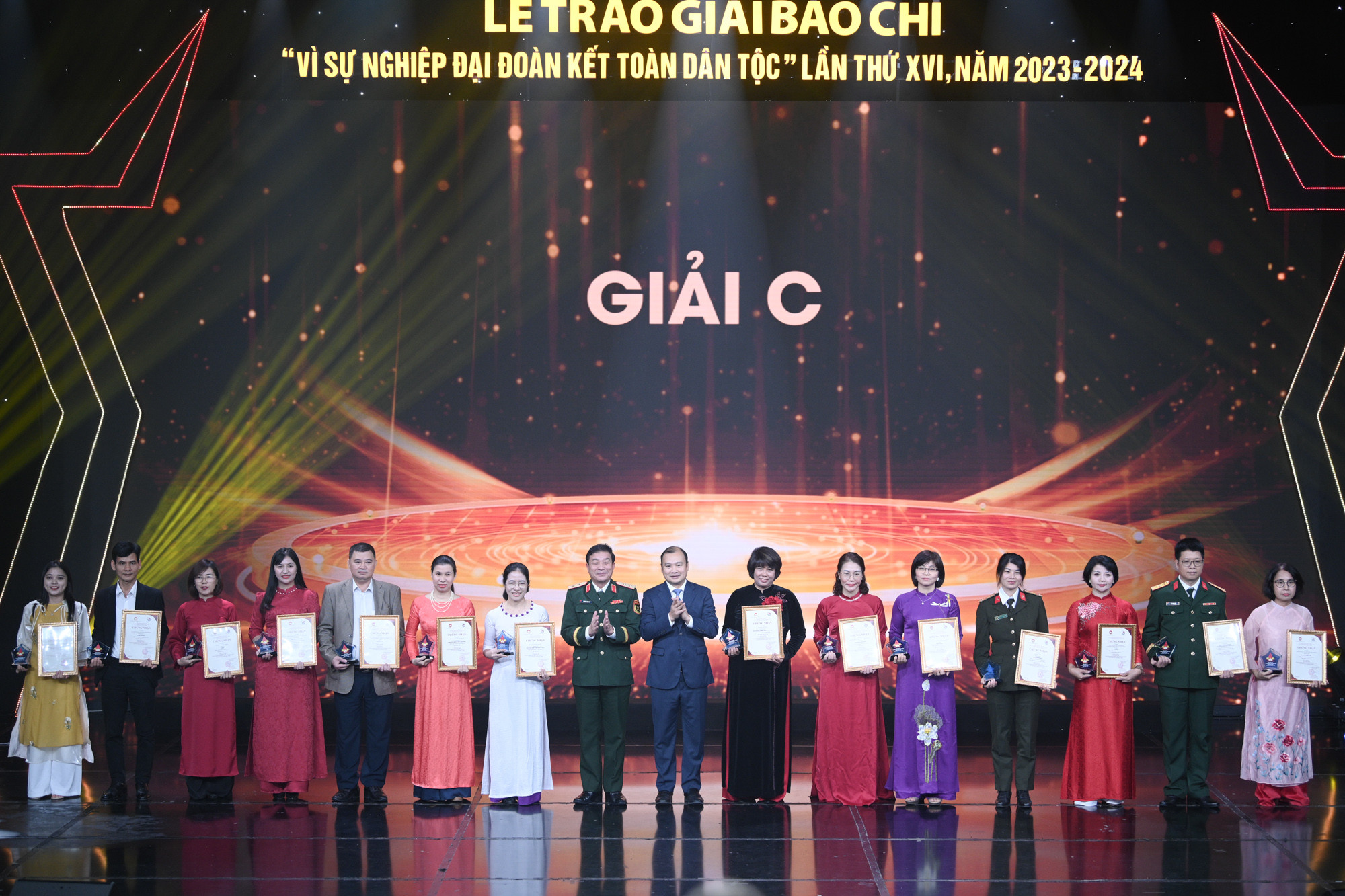 Ban Tổ chức trao giải C cho các tác giả/nhóm tác giả. Ban Tổ chức trao giải C cho các tác giả/nhóm tác giả.