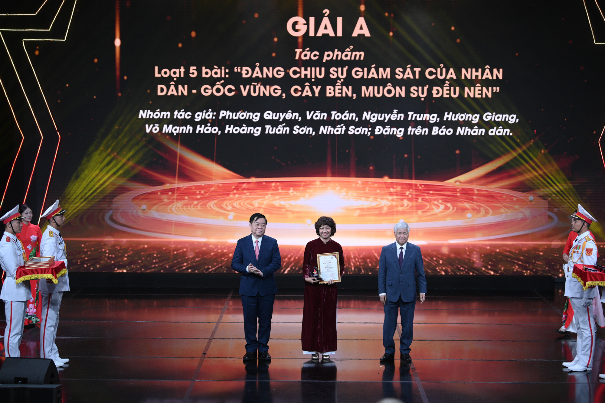 Nhà báo Phương Quyên (Báo Nhân Dân) đại diện nhóm tác giả nhận giải A. Nhà báo Phương Quyên (Báo Nhân Dân) đại diện nhóm tác giả nhận giải A.