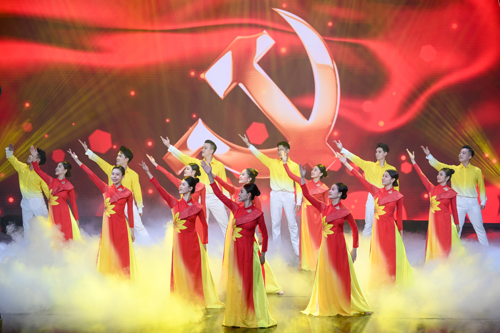 Tiết mục nghệ thuật mở đầu Lễ tổng kết và trao thưởng. Tiết mục nghệ thuật mở đầu Lễ tổng kết và trao thưởng.