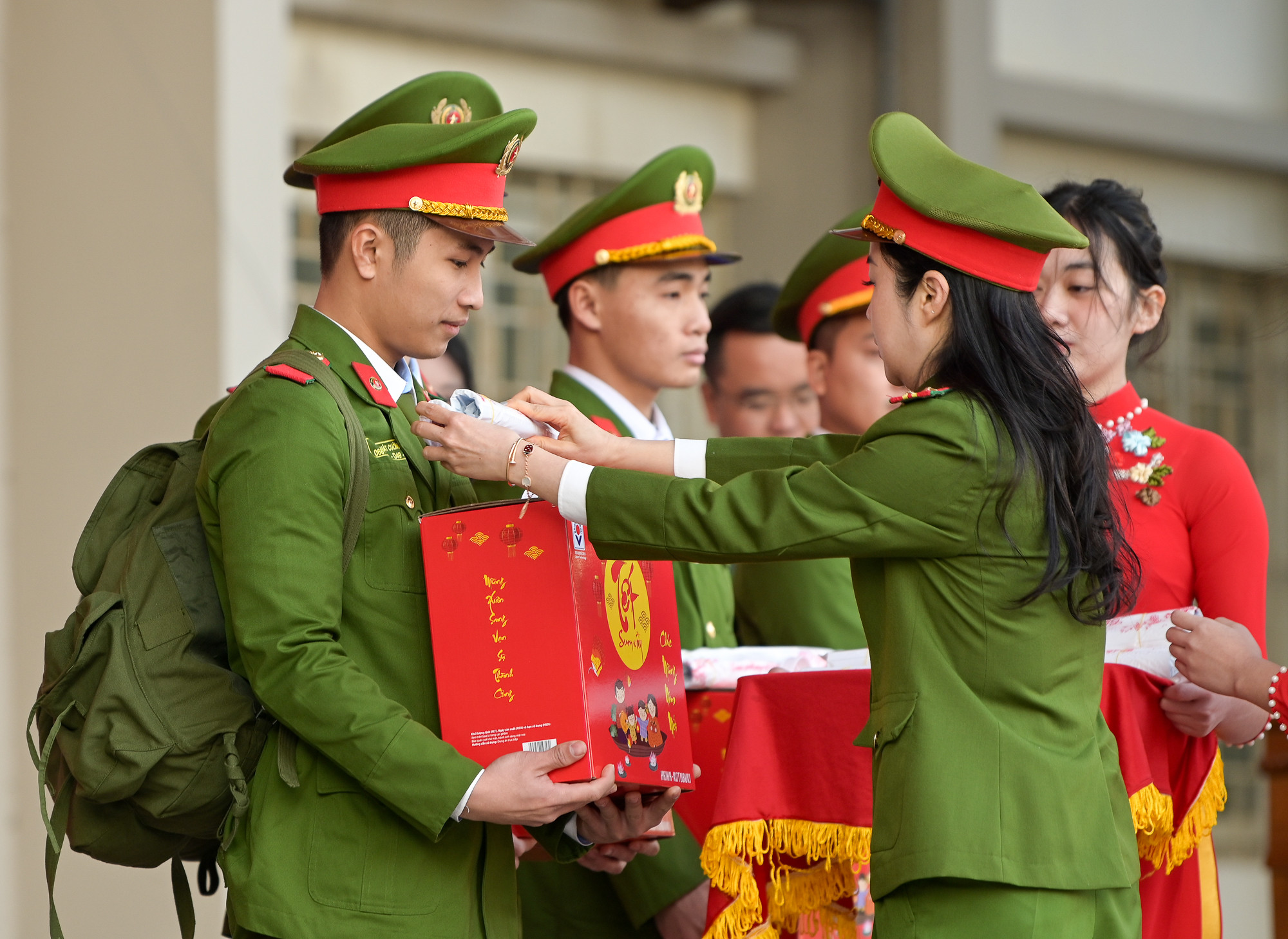 Lãnh đạo Học viện Cảnh sát trao quà, tặng các học viên trước khi về quê ăn Tết.