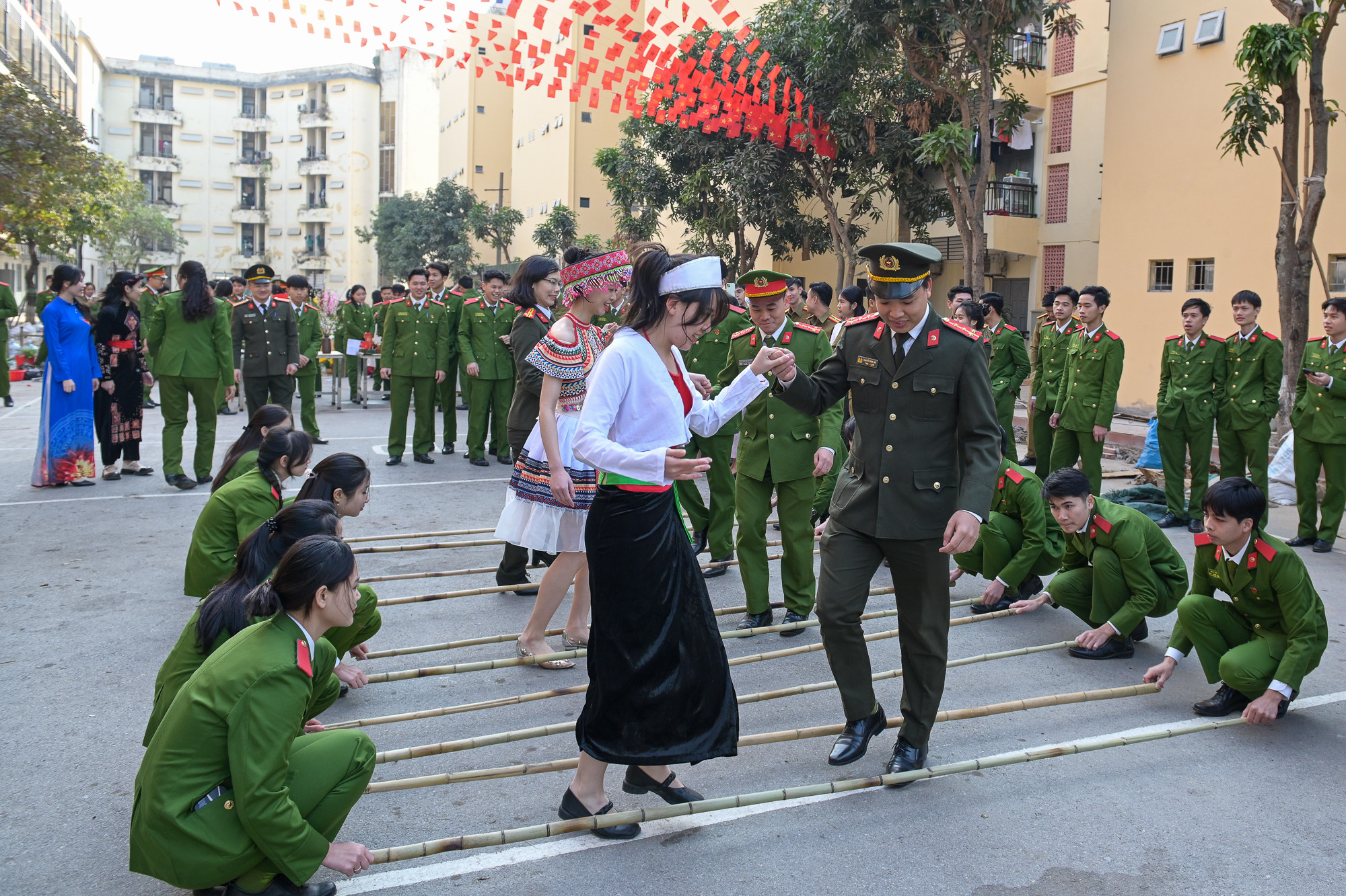 [Ảnh] Chuyến xe miễn phí đưa học viên Học viện Cảnh sát nhân dân về quê đón Tết ảnh 10