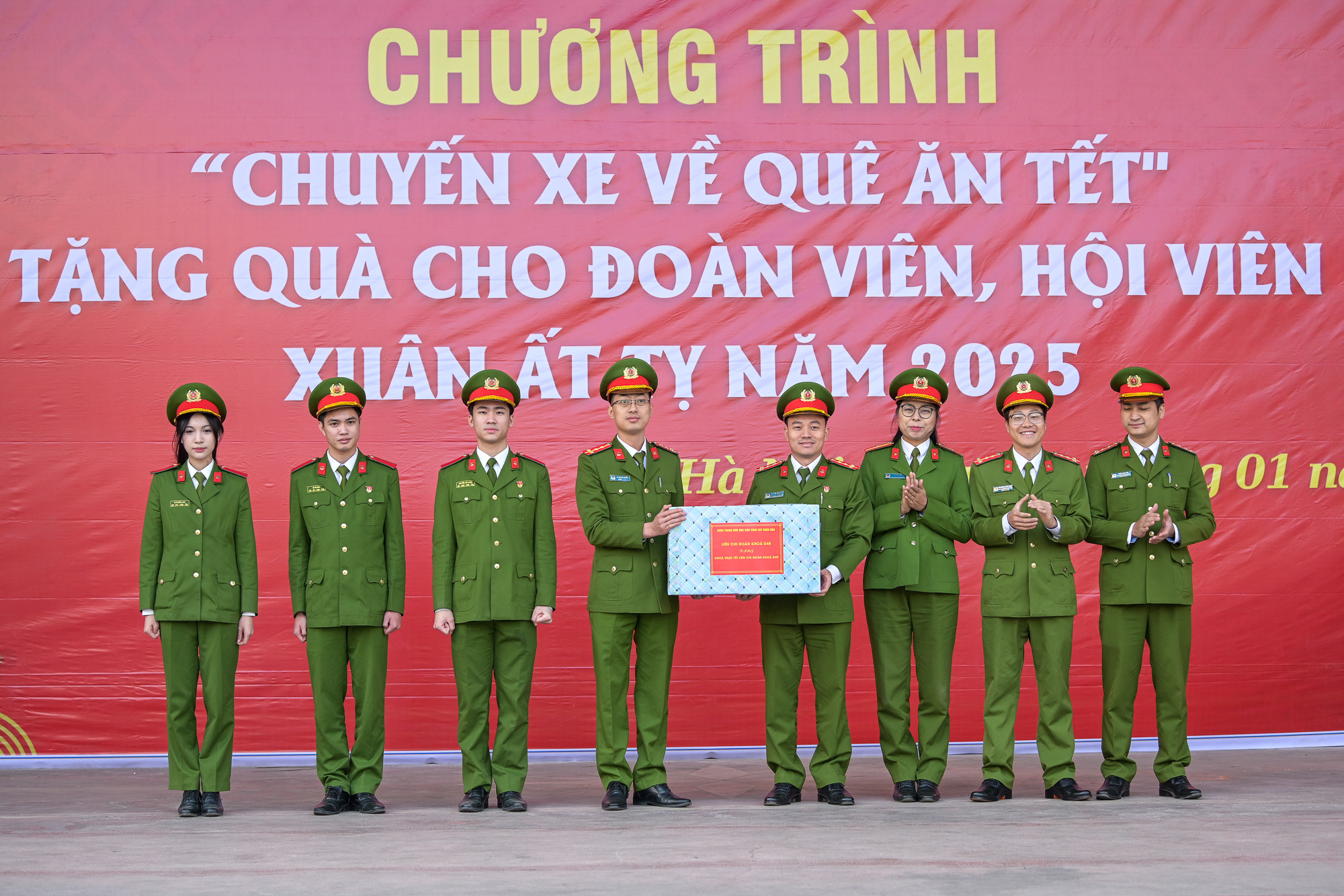 Đoàn Thanh niên Học viện trao quà, tặng Ban chấp hành liên chi khóa D49 - Khóa thực hiện nhiệm vụ trực Tết năm nay.