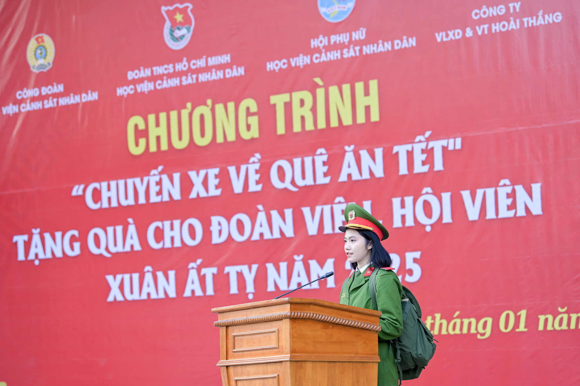 Học viên Sầm Thị Ly, chi đoàn B3A, Liên chi đoàn khóa D49 - đại diện các đoàn viên thanh niên phát biểu cảm ơn.