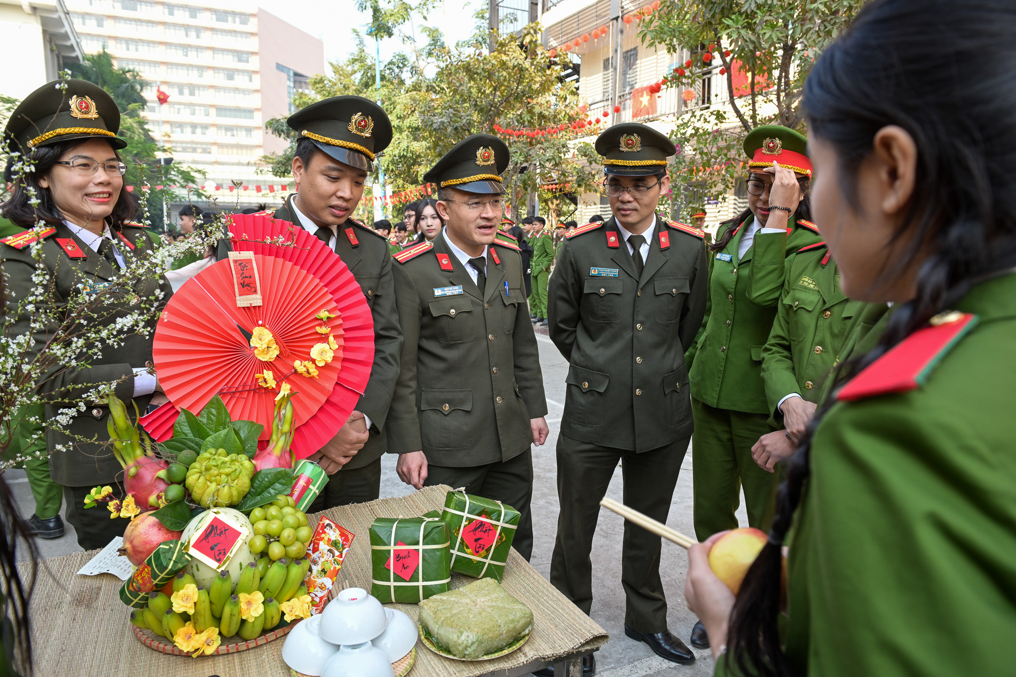 Cùng với đó Đoàn Thanh niên Học viện Cảnh sát đã tổ chức hoạt động gói bánh chưng, trang trí mâm ngũ quả để chào đón năm mới 2025.