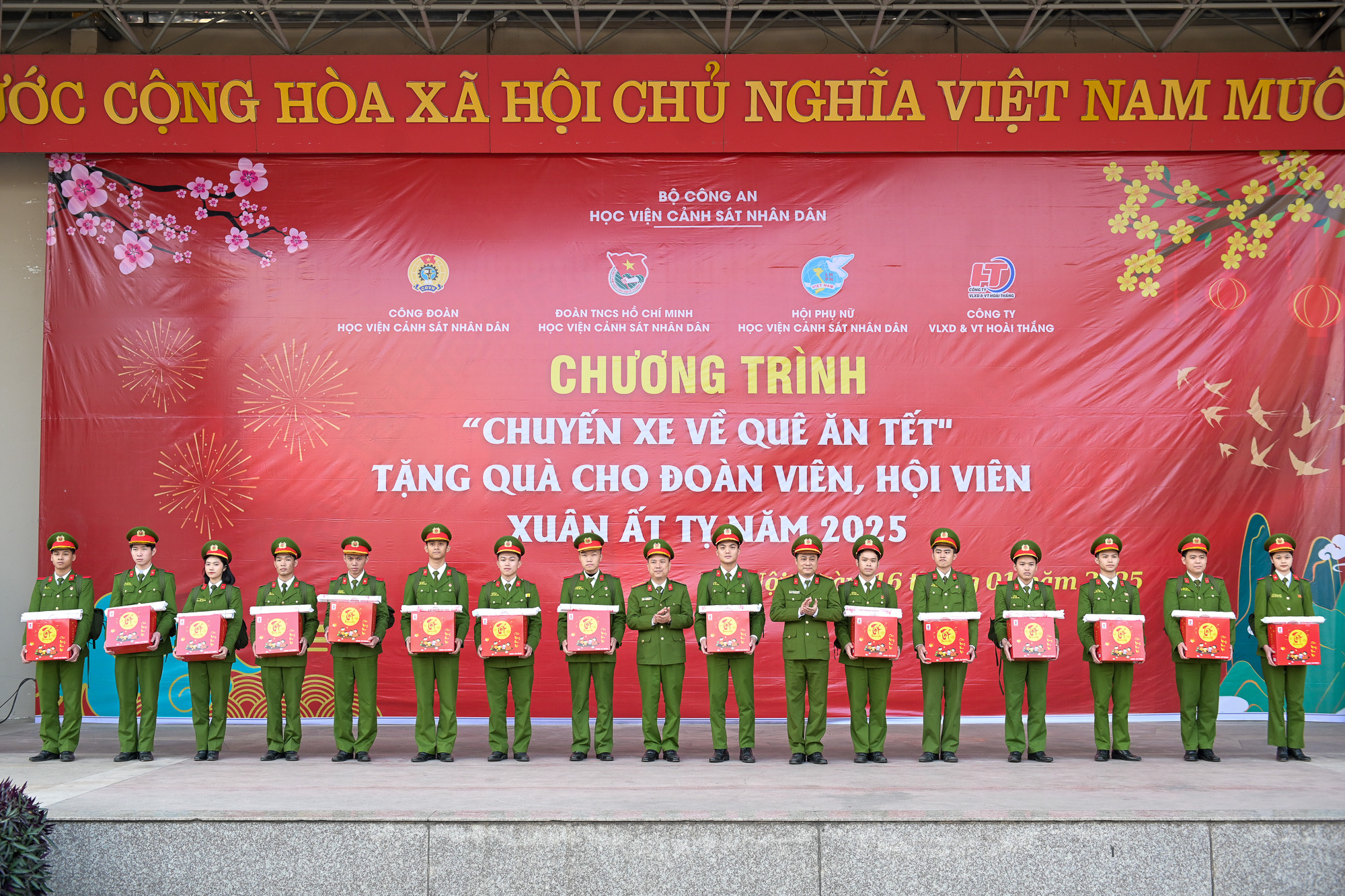 Lãnh đạo Học viện Cảnh sát trao quà, tặng các học viên trước khi về quê ăn Tết.