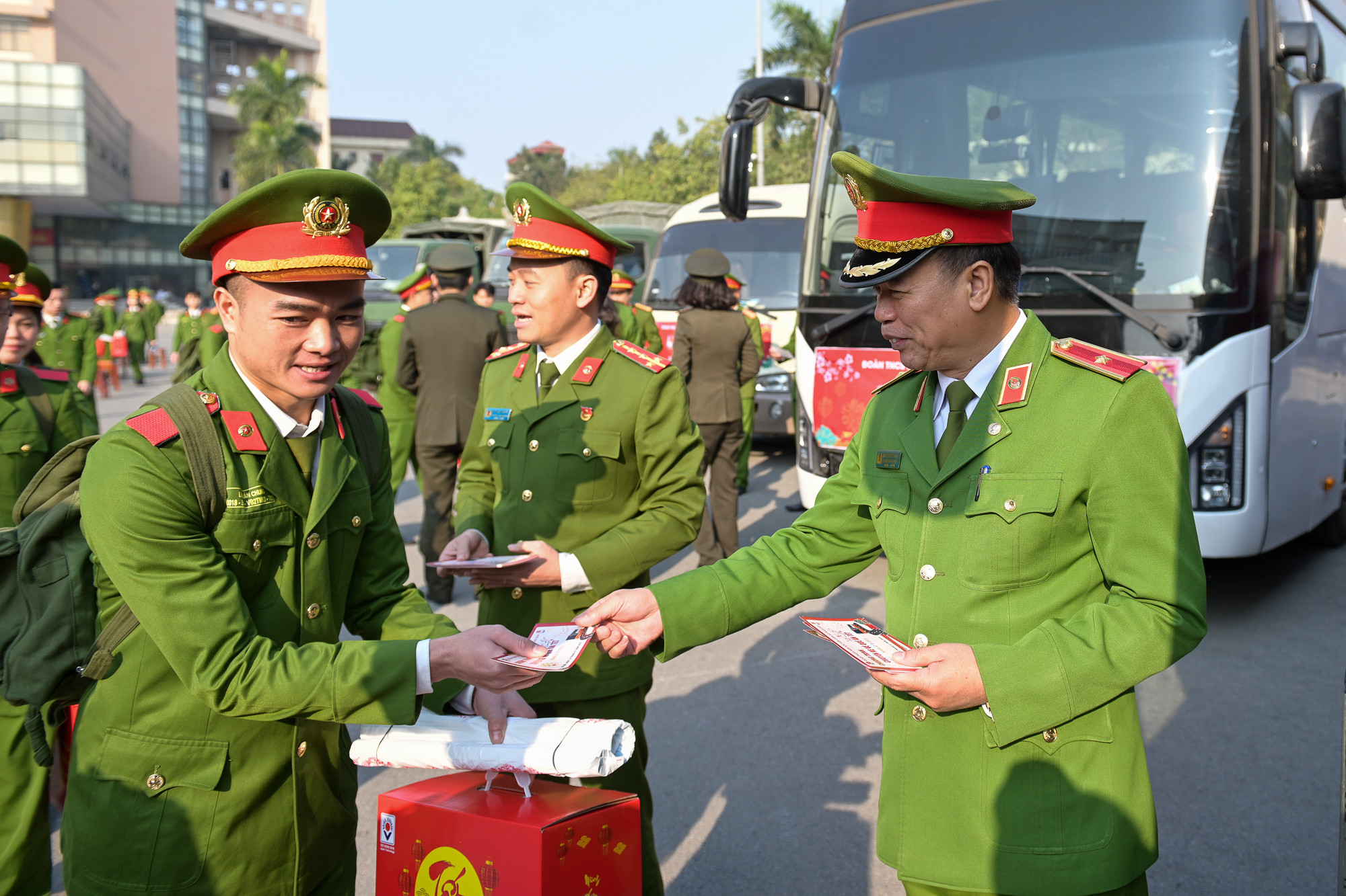 Thiếu tướng, GS.TS, Nhà giáo ưu tú Nguyễn Đắc Hoan - Phó Bí thư Đảng ủy, Phó Giám đốc Học viện Công an nhân dân trao vé xe của chương trình cho các học viên.