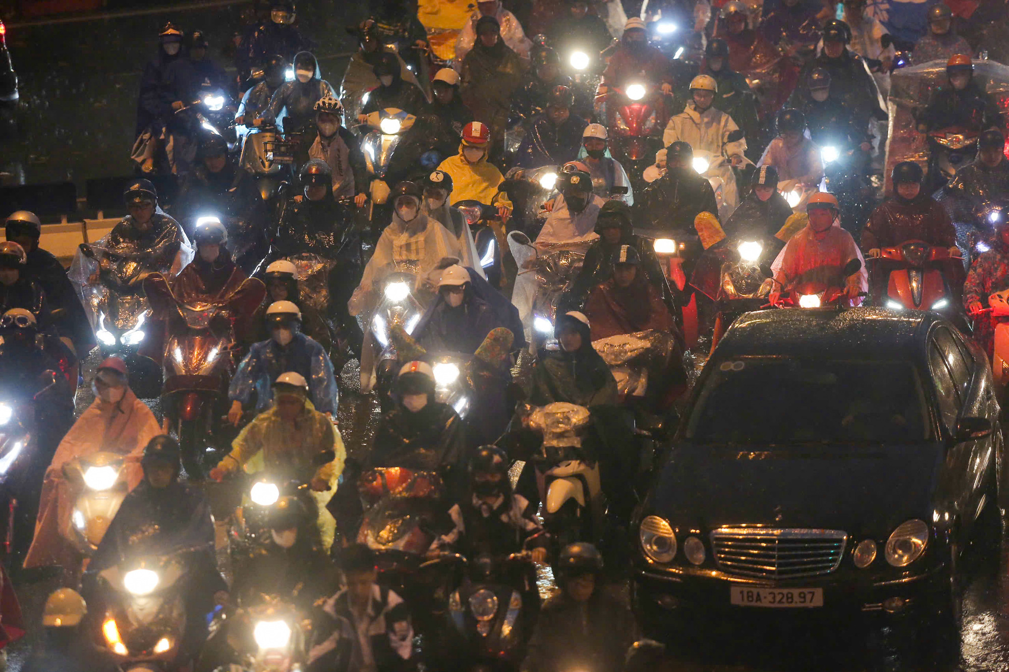 Các phương tiện phải di chuyển chậm chạm trên đường do mưa lớn và tránh các điểm ngập.