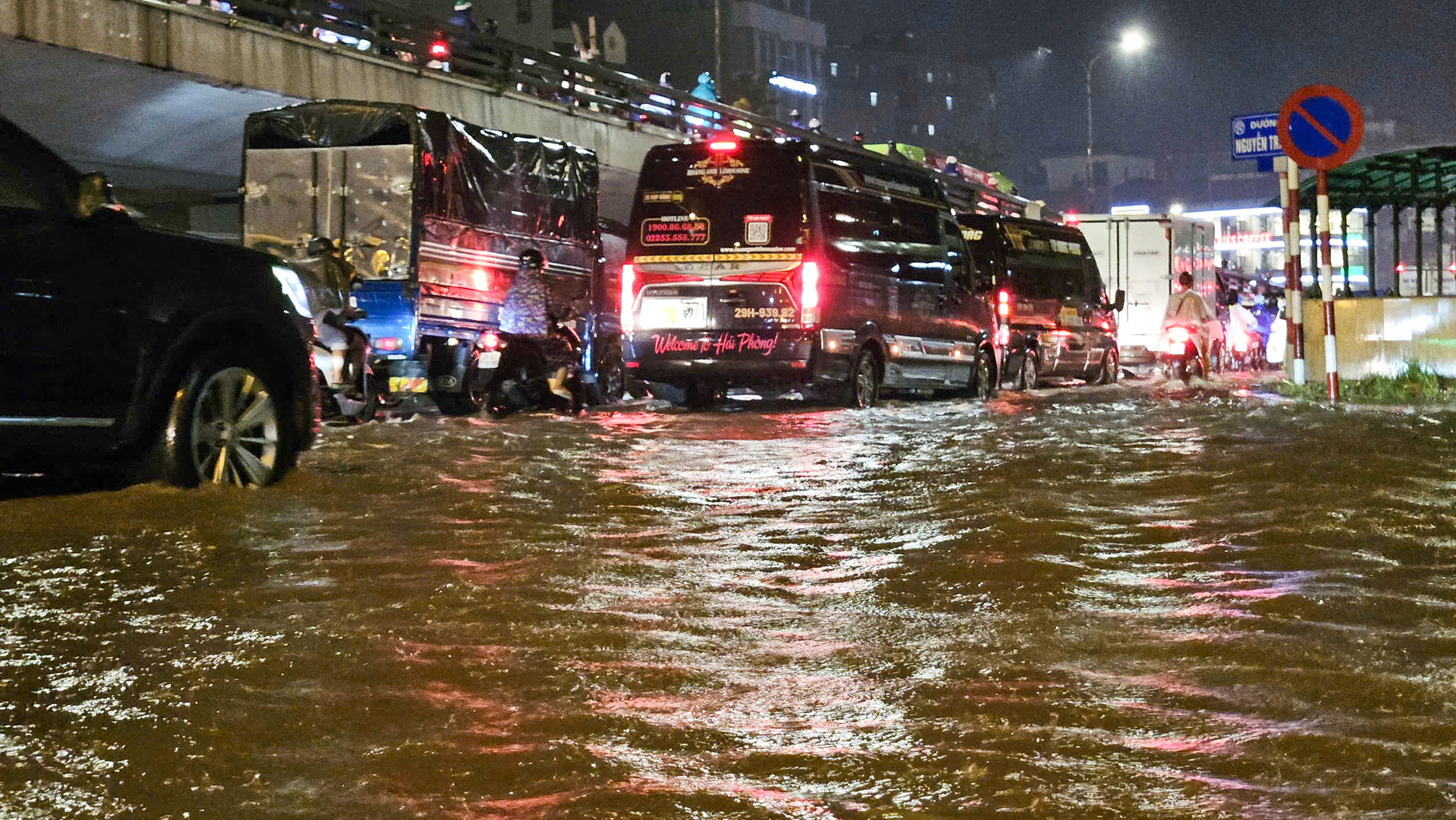 Thời điểm mưa lớn đúng vào giờ tan tầm, khiến cho giao thông ùn tắc kéo dài.