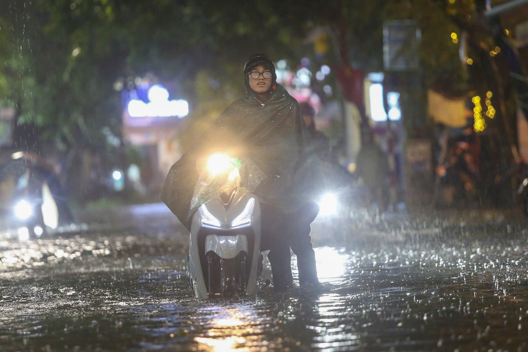 Tại phố Vương Thừa Vũ ( quận Thanh Xuân), mưa ngập đã khiến nhiều xe máy đi qua con phố trên bị chết máy.