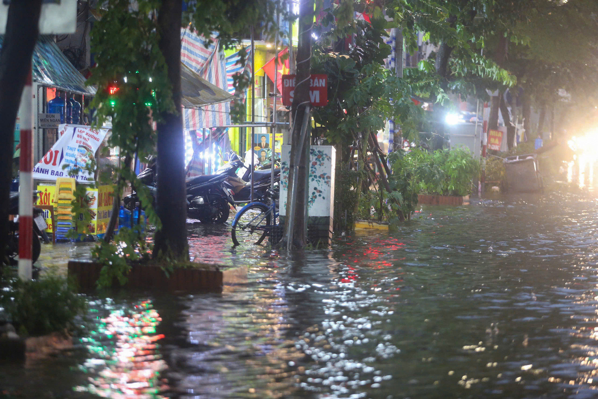 Mưa lớn khiến việc xác định lòng đường và vỉa hè Tây Sơn (quận Đống Đa) trở nên khó khăn, do đó các phương tiện phải cẩn thận khi lưu thông qua đây.