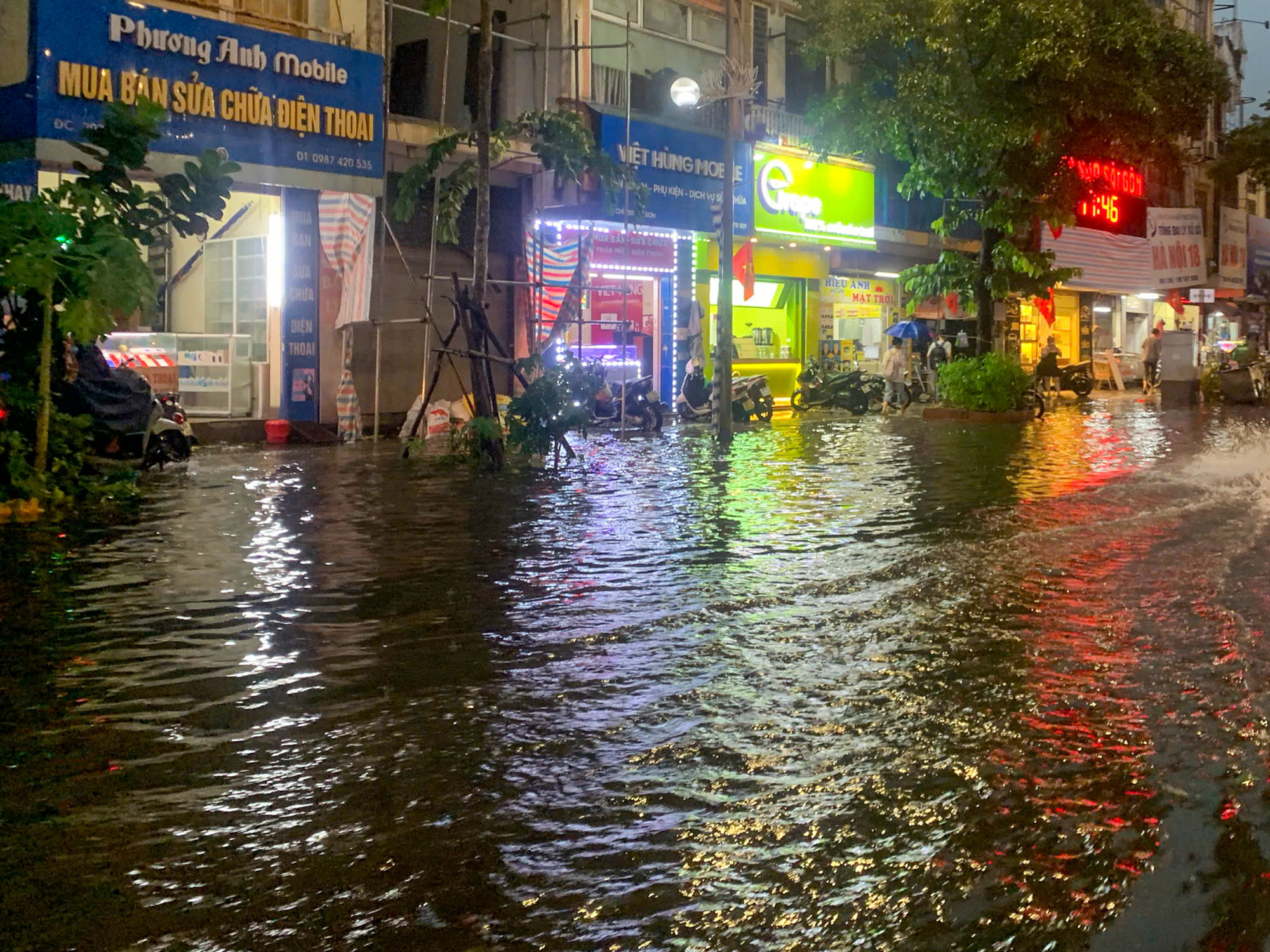 Tại Phố Tây Sơn, nước ngập tràn lên cả vỉa hè khiến cho việc di chuyển của người dân gặp nhiều khó khăn.