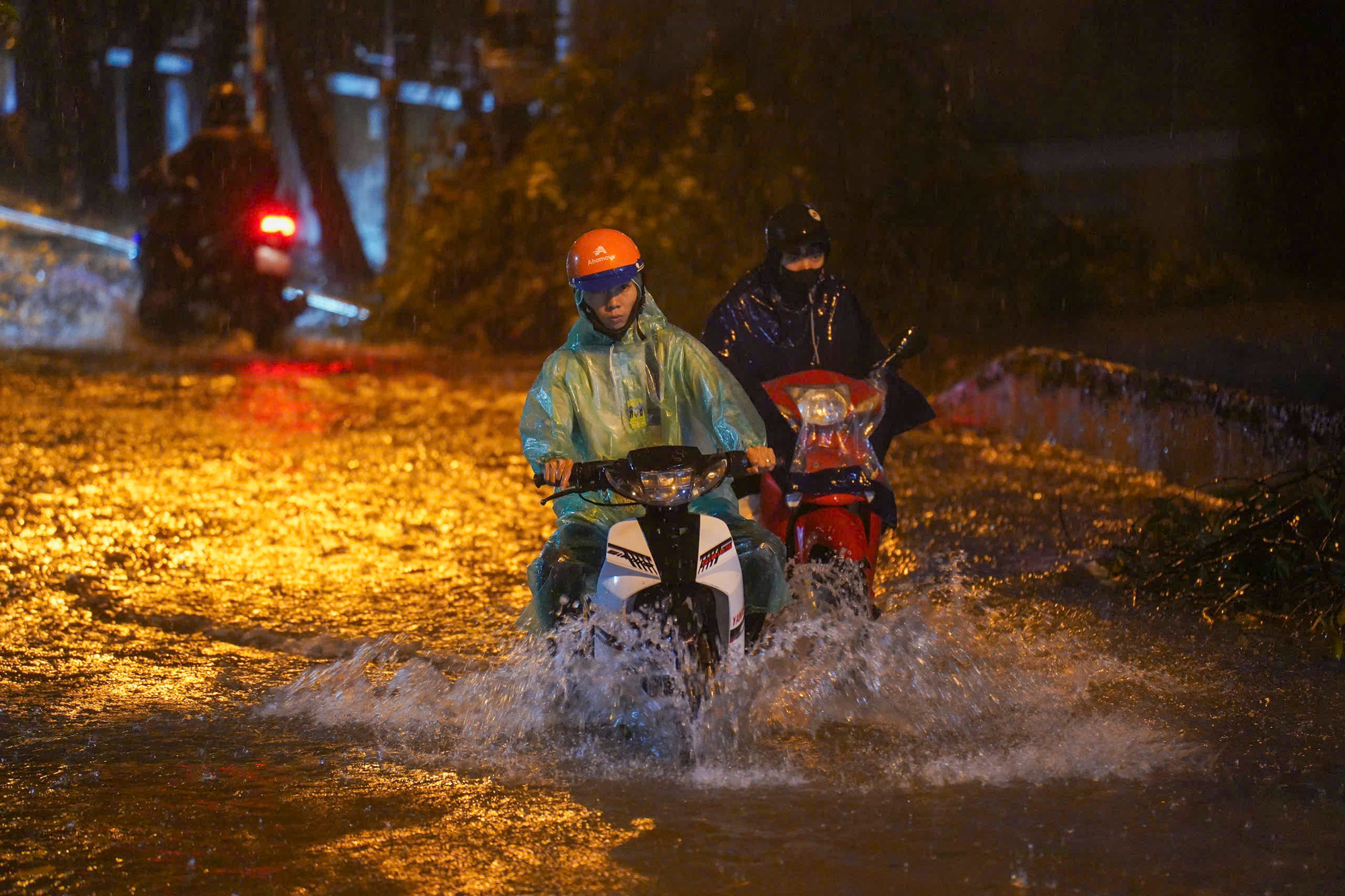 Phố Nguyễn Văn Trỗi (quận Thanh Xuân), con đường ngập kéo dài khiến cho các phương tiện đi qua đây gặp nhiều khó khăn.