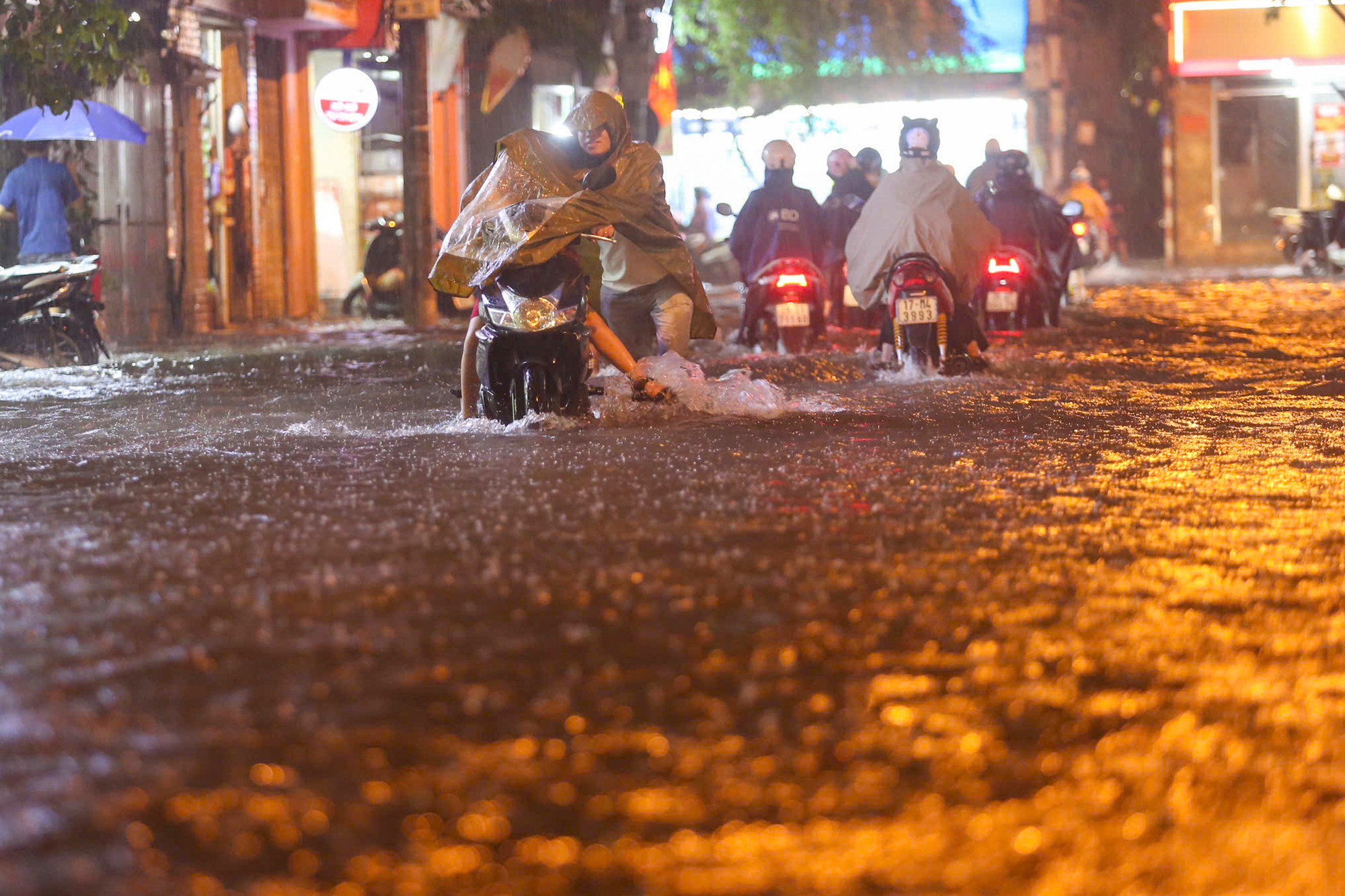 Phố Hoàng Văn Thái (quận Thanh Xuân) nước ngập sâu từ 40-60cm.