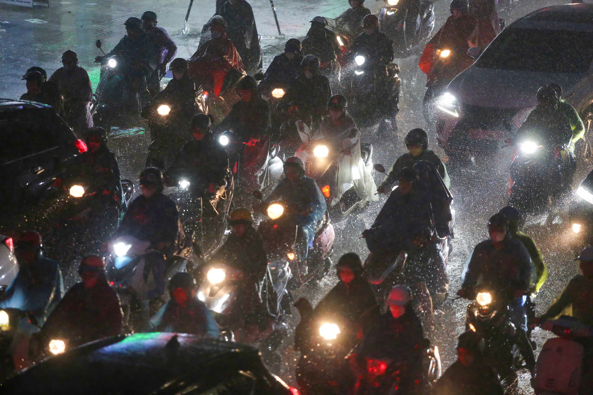 Mưa lớn đúng vào giờ tan tầm khiến cho giao thông của Hà Nội ùn tắc kéo dài, nhất là qua các điểm ngập nước.