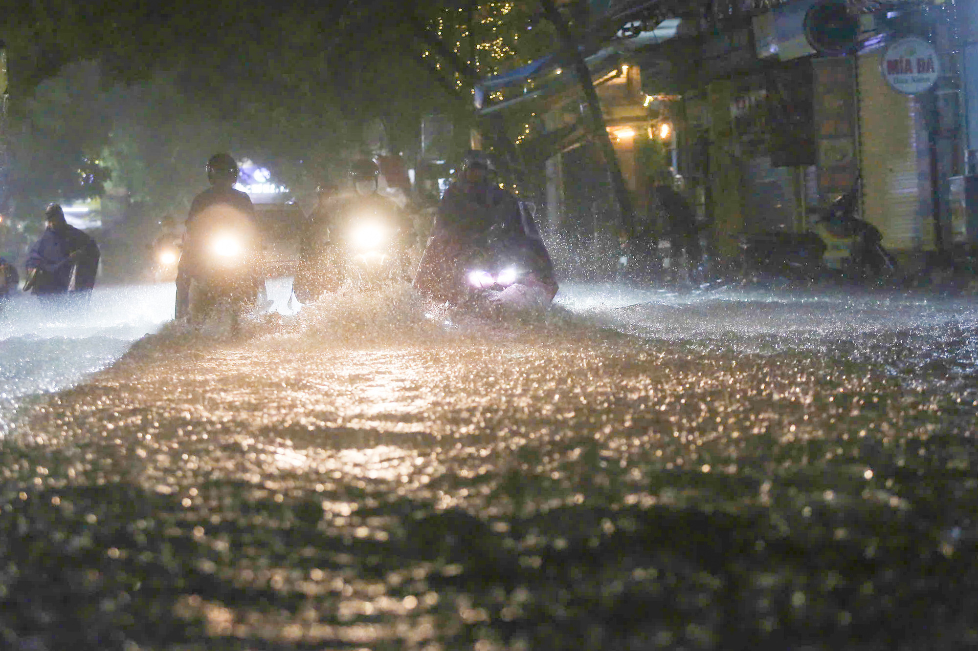 Tại khu vực quận Đống Đa, Thanh Xuân, Hà Đông..., từ khoảng 17 giờ chiều nay, mưa lớn khiến nhiều tuyến đường chìm trong nước.