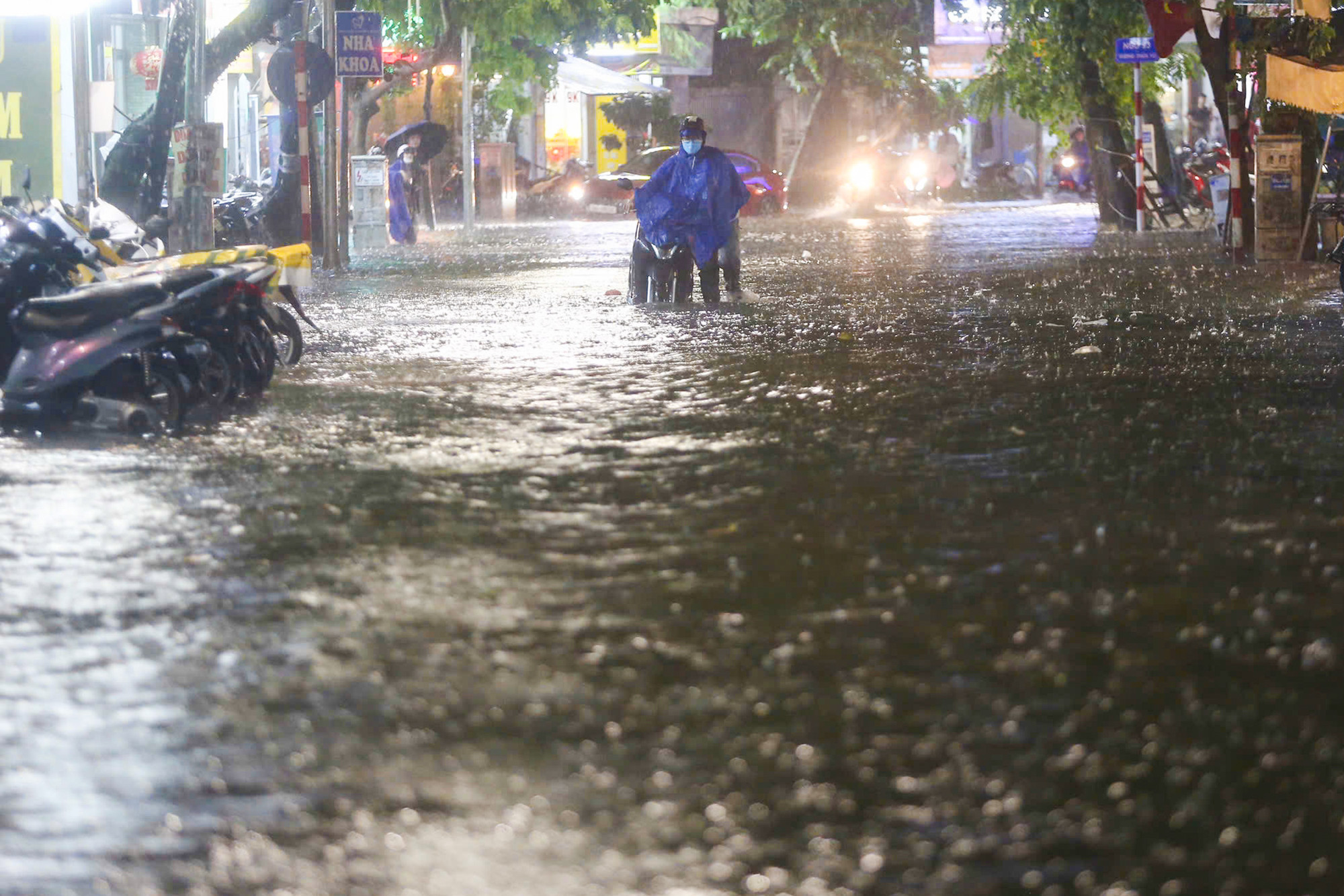 Nước ngập sâu làm đảo lộn sinh hoạt của những người dân sinh sống tại đây.