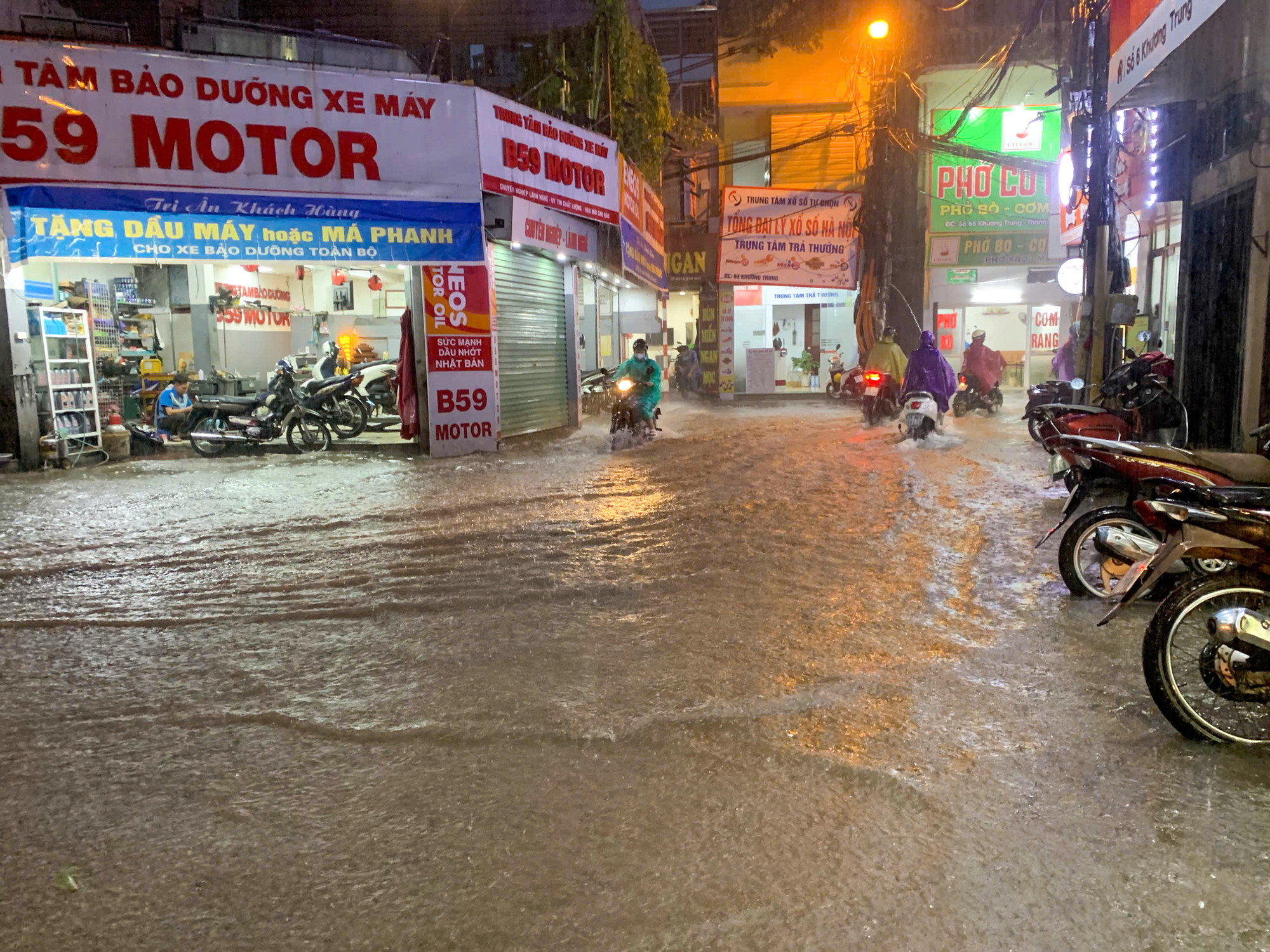 Phố Khương Trung nước ngập tràn vào cả một số nhà.