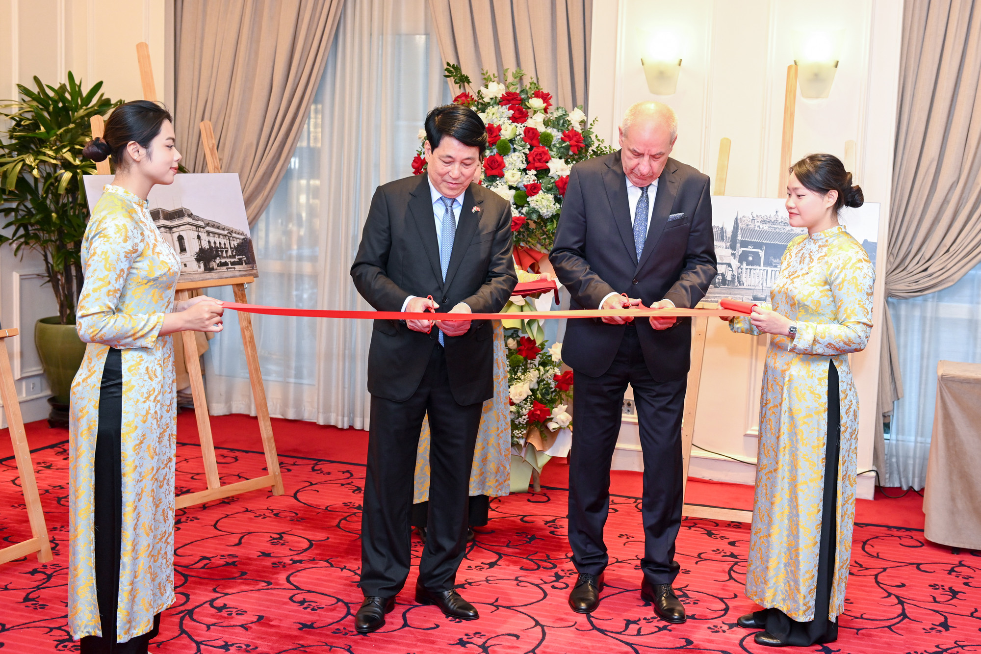 Chủ tịch nước Lương Cường và Tổng thống Hungary Sulyok Tamas cắt băng khai mạc triển lãm ảnh của nhiếp ảnh gia Bozoky Dezso.