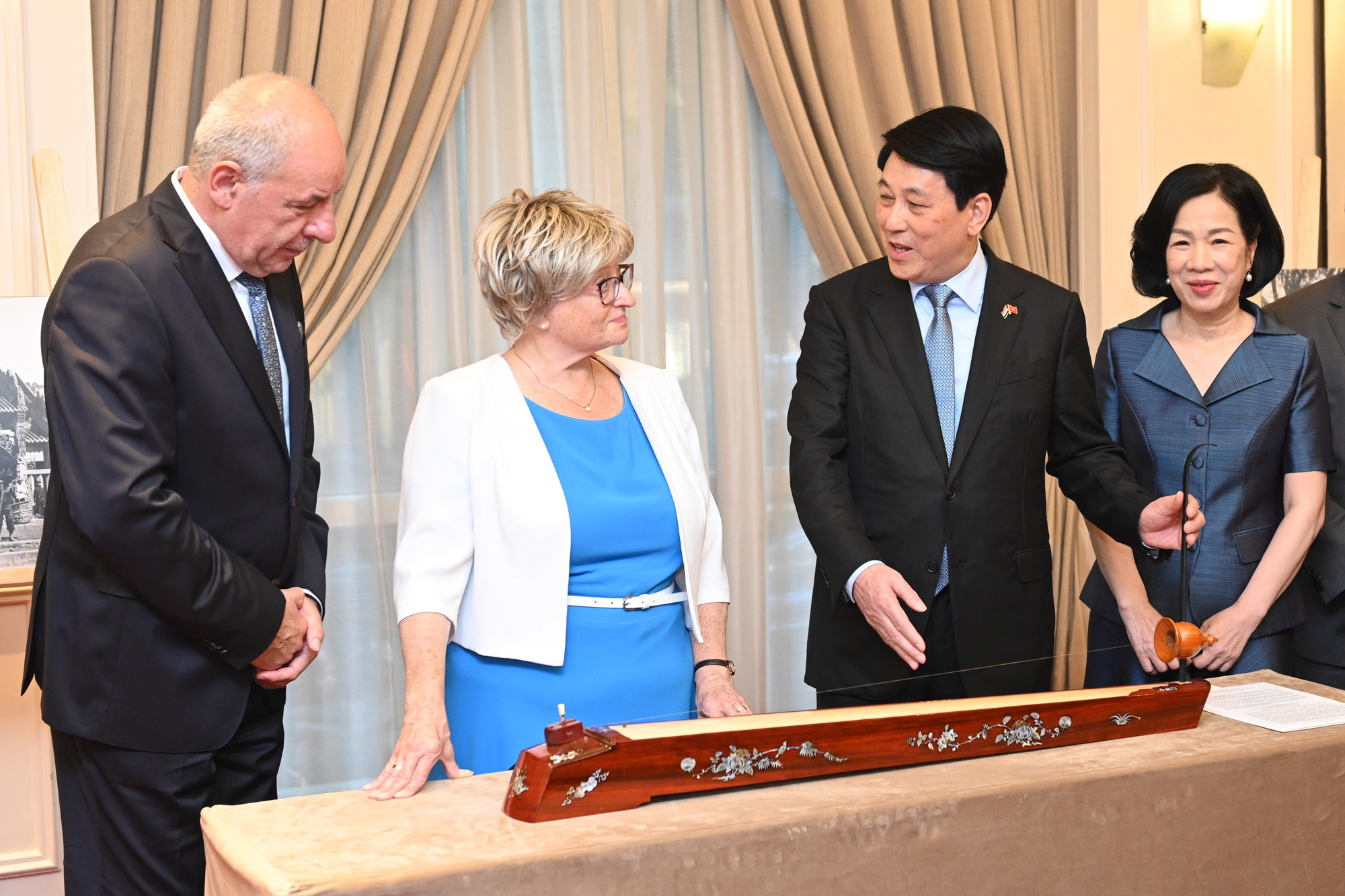 Chủ tịch nước Lương Cường giới thiệu về đàn bầu cho Tổng thống Hungary Sulyok Tamas và Phu nhân.