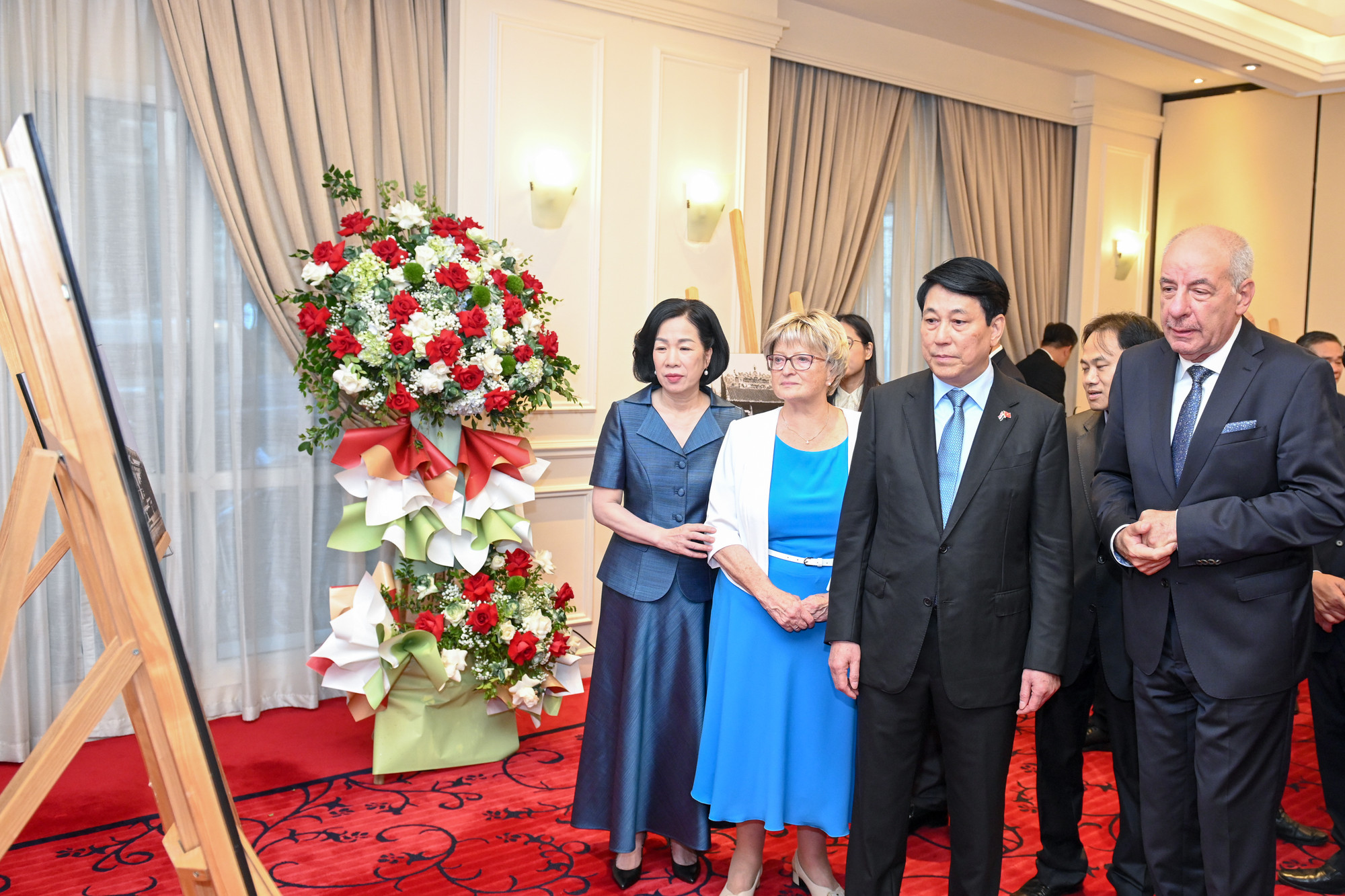 Chủ tịch nước Lương Cường cùng Phu nhân và Tổng thống Hungary Sulyok Tamas cùng Phu nhân tham quan triển lãm.