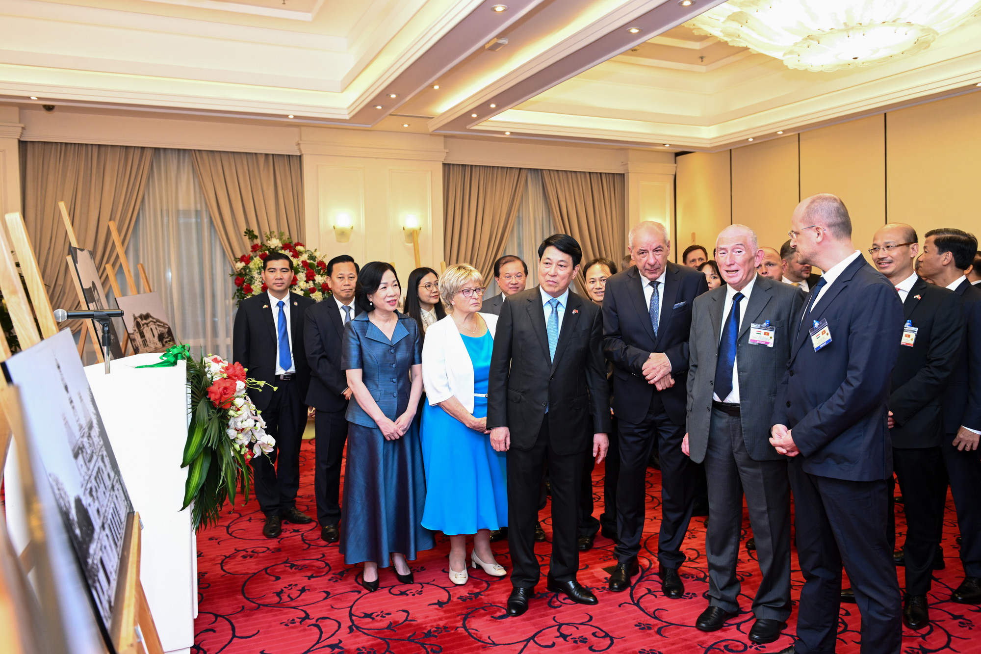 Chủ tịch nước Lương Cường cùng Phu nhân và Tổng thống Hungary Sulyok Tamas cùng Phu nhân tham quan triển lãm.