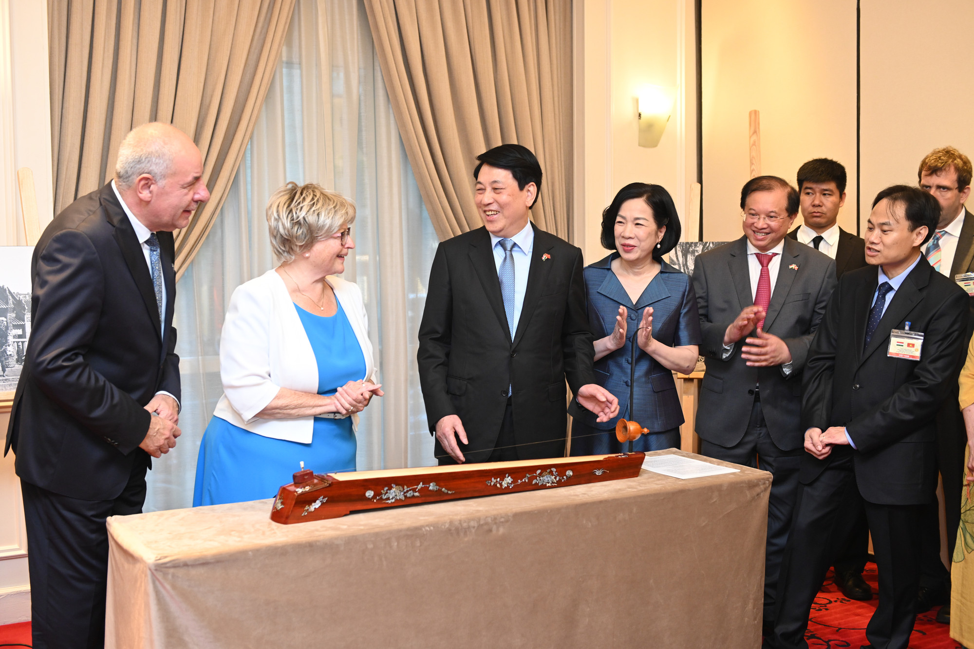 Chủ tịch nước Lương Cường cùng Phu nhân và Tổng thống Hungary Sulyok Tamas cùng Phu nhân trò chuyện tại sự kiện.