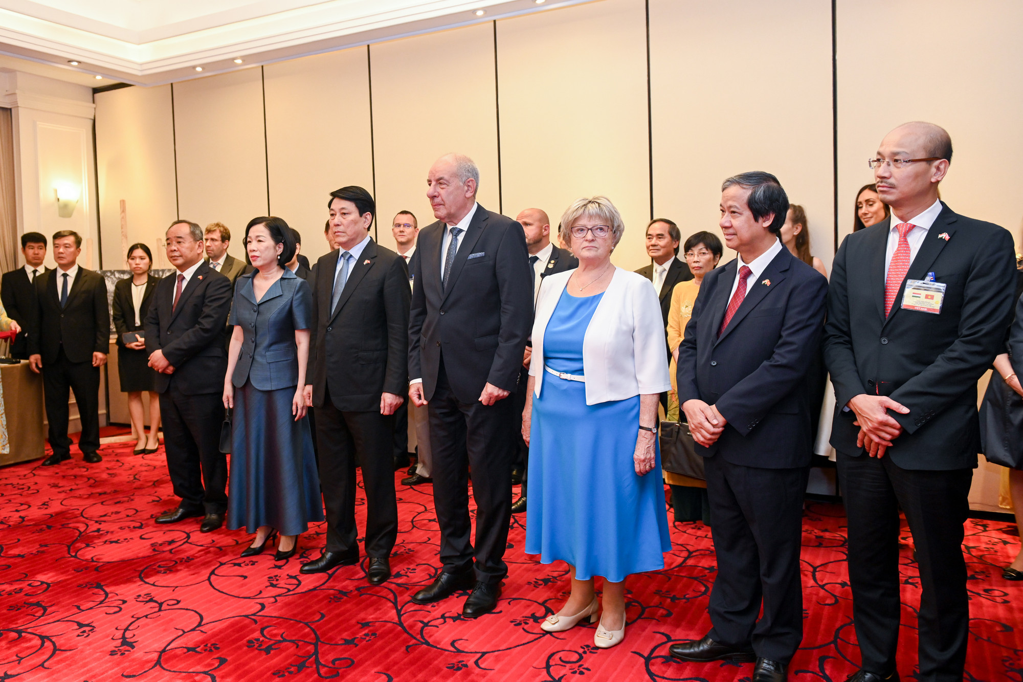 Chủ tịch nước Lương Cường cùng Phu nhân và Tổng thống Hungary Sulyok Tamas cùng Phu nhân tại triển lãm ảnh của nhiếp ảnh gia Bozoky Dezso.