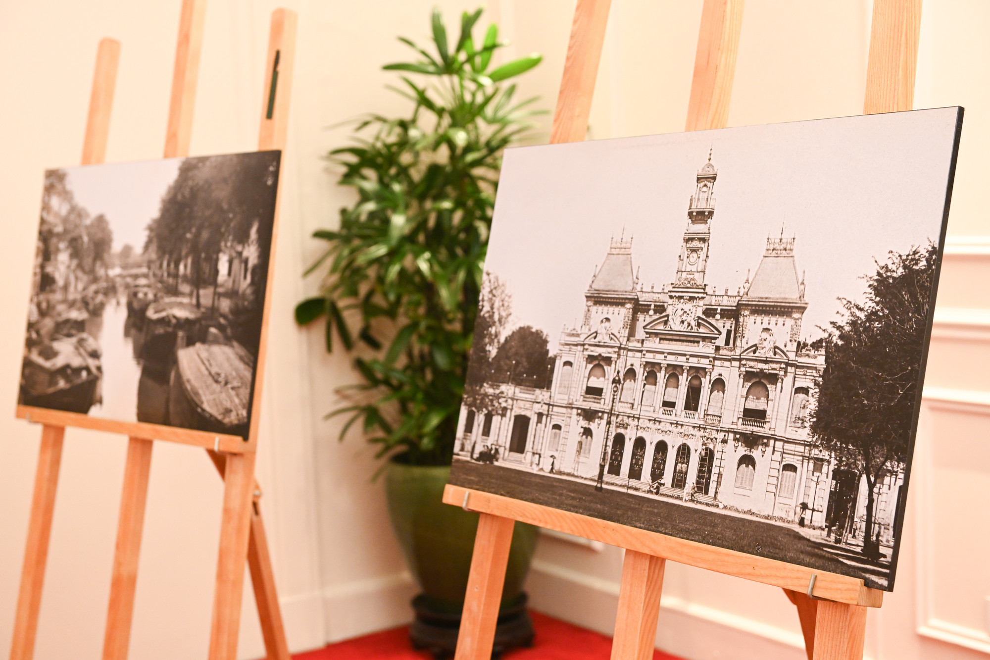 Trong đó, hình ảnh về Sài Gòn xưa được ghi lại với góc nhìn lịch sử - trở thành một lát cắt hiếm có về đời sống, kiến trúc và các tập tục của Việt Nam cách đây hơn 100 năm. Điều đặc biệt và hết sức ý nghĩa là những bức ảnh này lần đầu tiên được giới thiệu rộng rãi trước công chúng.