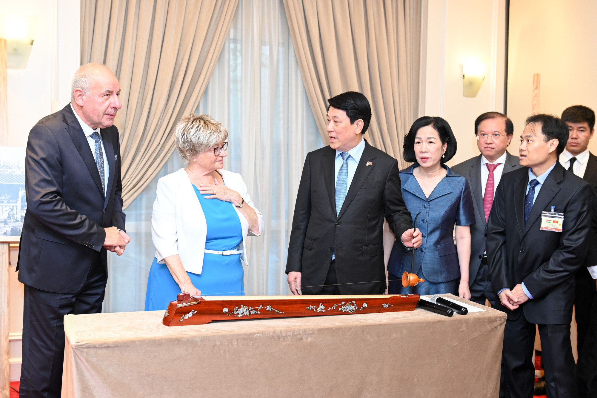 Trong triển lãm, Chủ tịch nước Lương Cường đã tặng Phu nhân Tổng thống Hungary Sulyok Tamas chiếc đàn bầu, một nhạc cụ rất đặc biệt của Việt Nam.