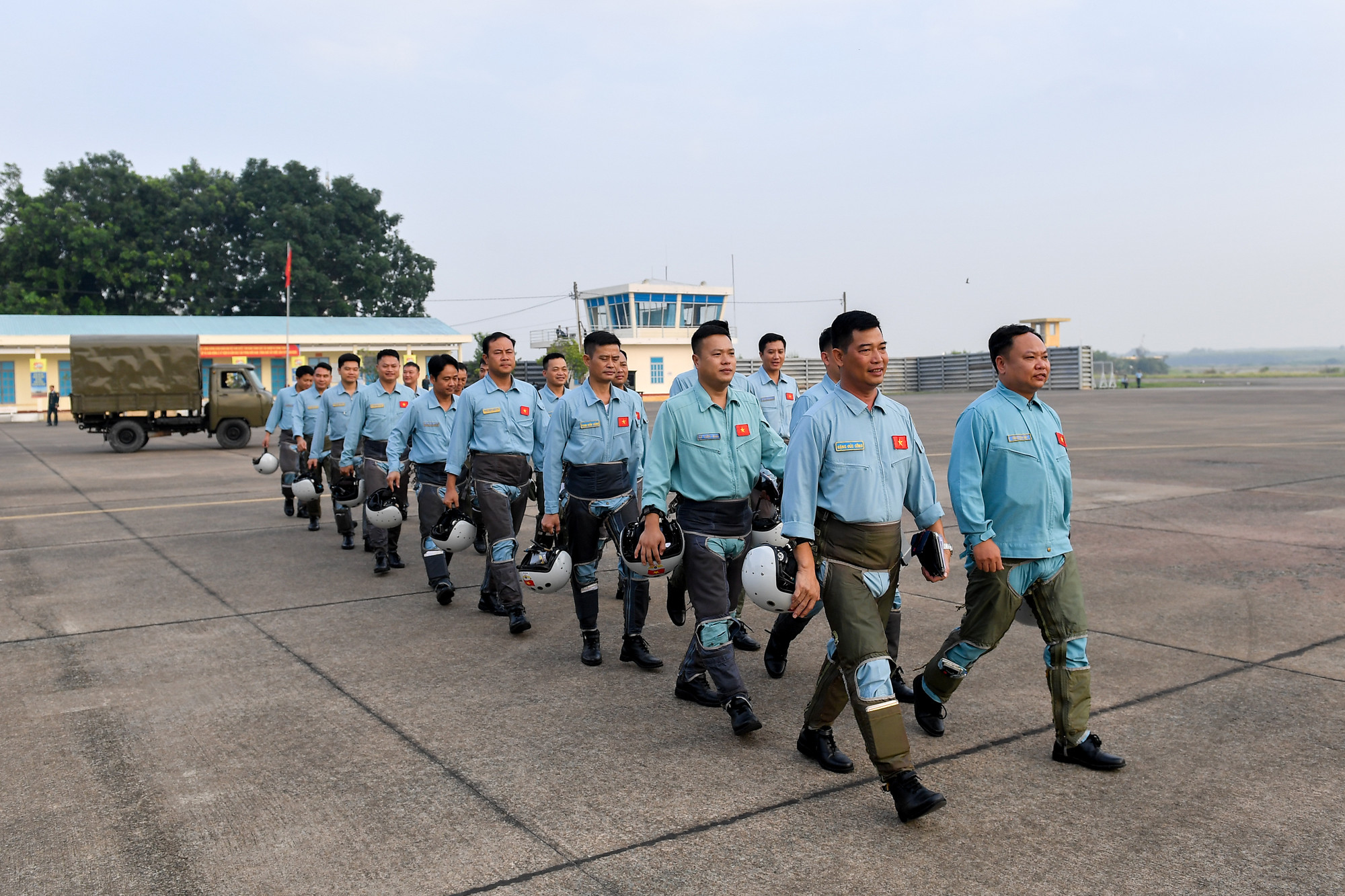 Phi công Su-30MK2 theo điều lệnh lên tàu bay.