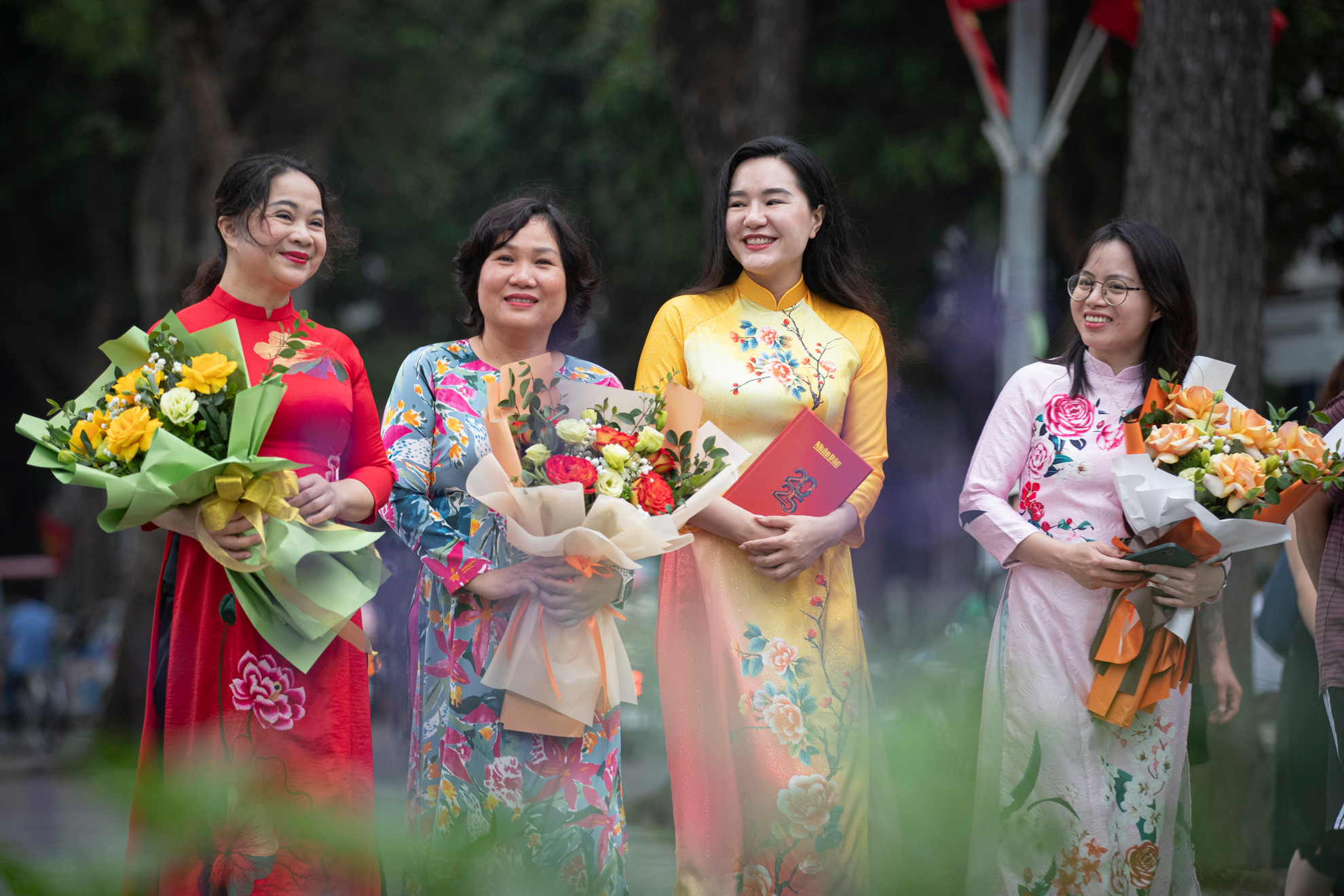 Trang phục áo dài đã được chị em lựa chọn thay thế trang phục hằng ngày để hưởng ứng “Tuần lễ áo dài Việt Nam” từ ngày 1/3 đến 8/3 do Trung ương Hội Liên hiệp Phụ Nữ Việt Nam phát động.