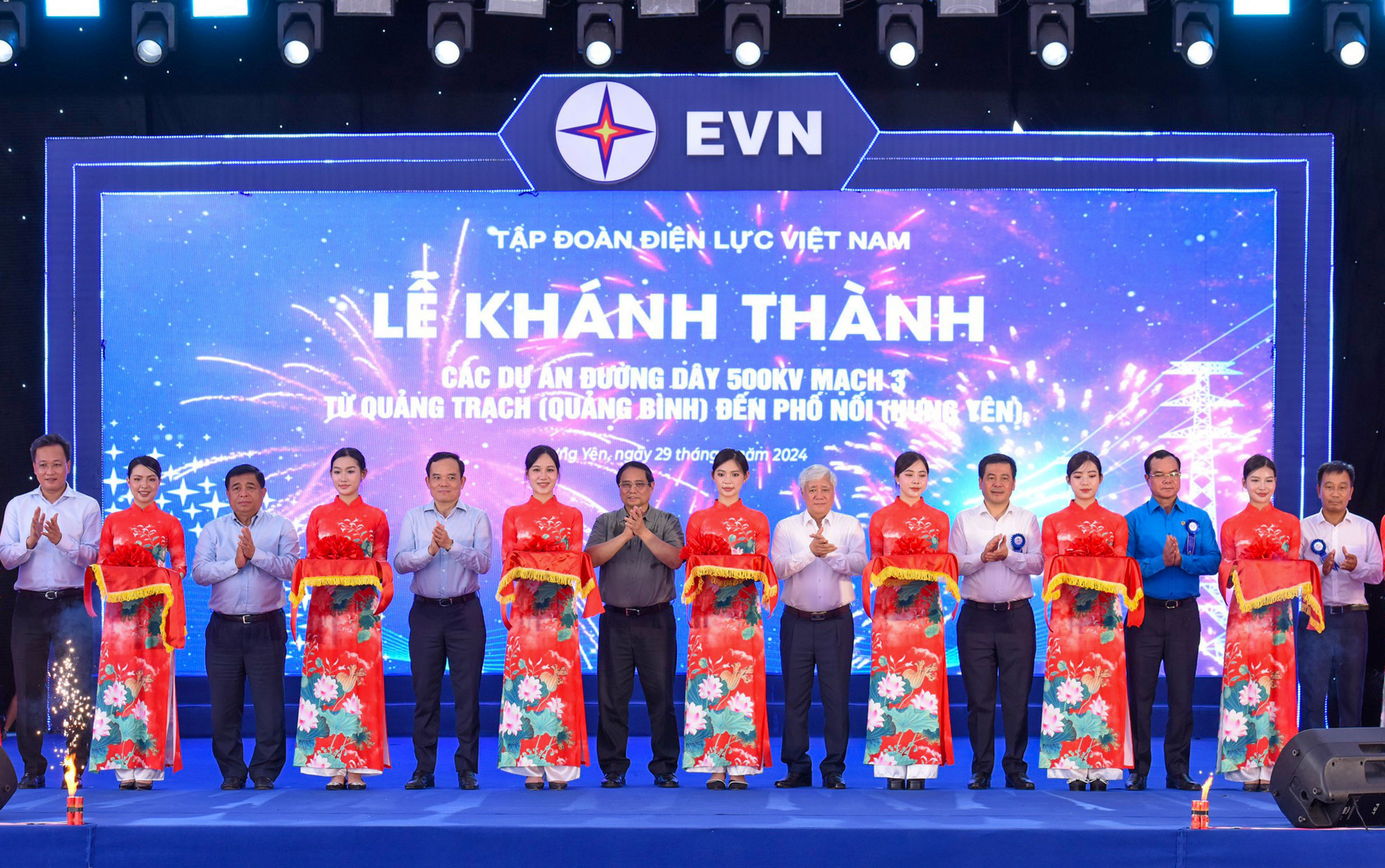 Thủ tướng Phạm Minh Chính cùng đại biểu thực hiện nghi thức cắt băng khánh thành các dự án đường dây 500kV mạch 3.