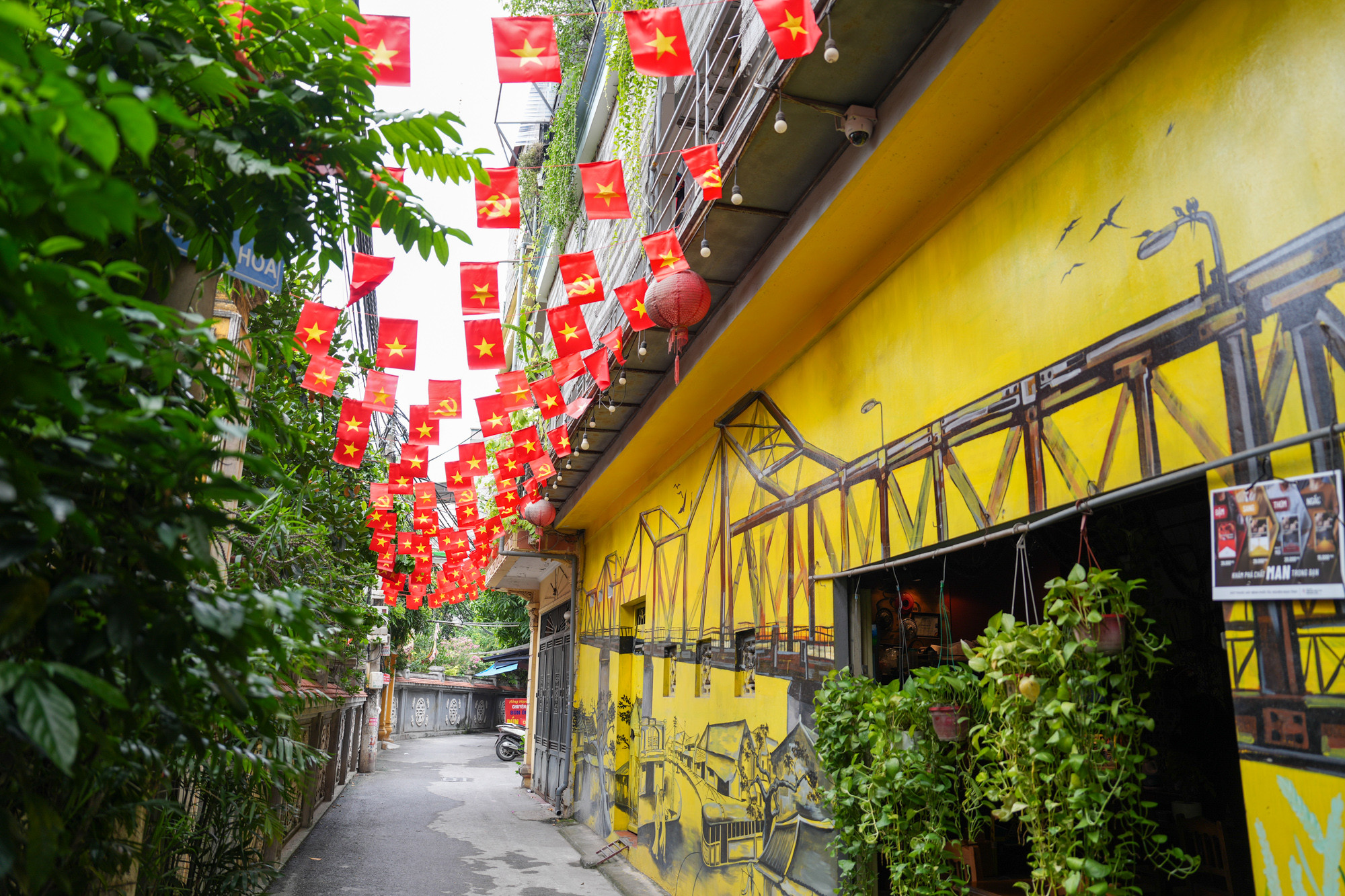 Cờ hoa được treo tại nhiều con phố tại Hà Nội chào mừng ngày Quốc khánh 2/9.