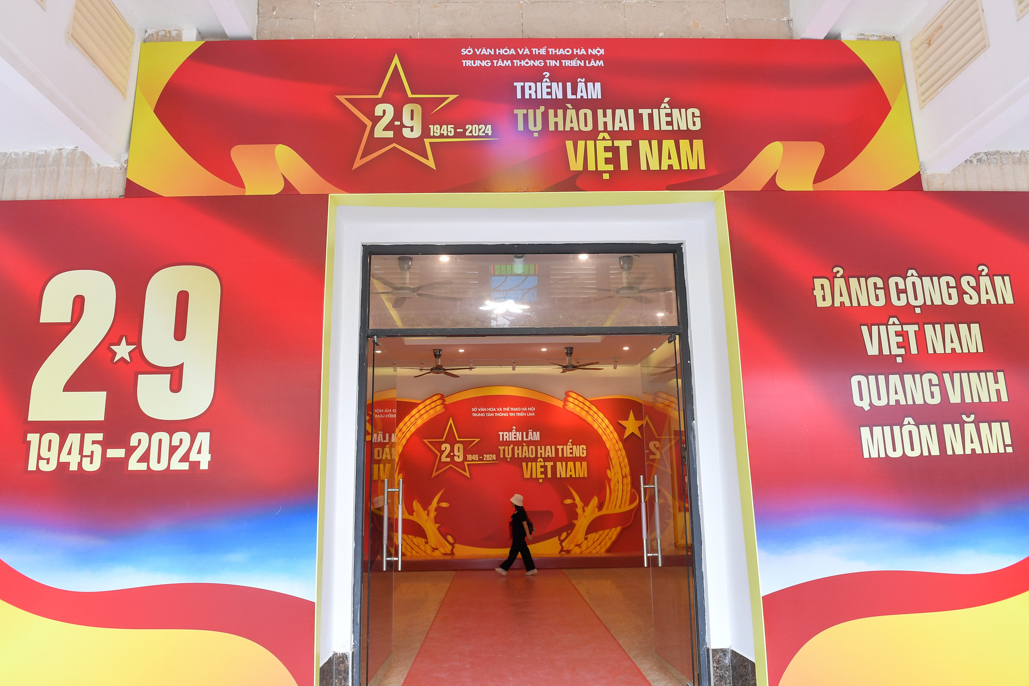 Tại khu vực phố Tràng Tiền (quận Hoàn Kiếm), triển lãm " Tự hào hai tiếng Việt Nam" được tổ chức để chào mừng 2 ngày lễ lớn của đất nước. Tại khu vực phố Tràng Tiền (quận Hoàn Kiếm), triển lãm " Tự hào hai tiếng Việt Nam" được tổ chức để chào mừng 2 ngày lễ lớn của đất nước.